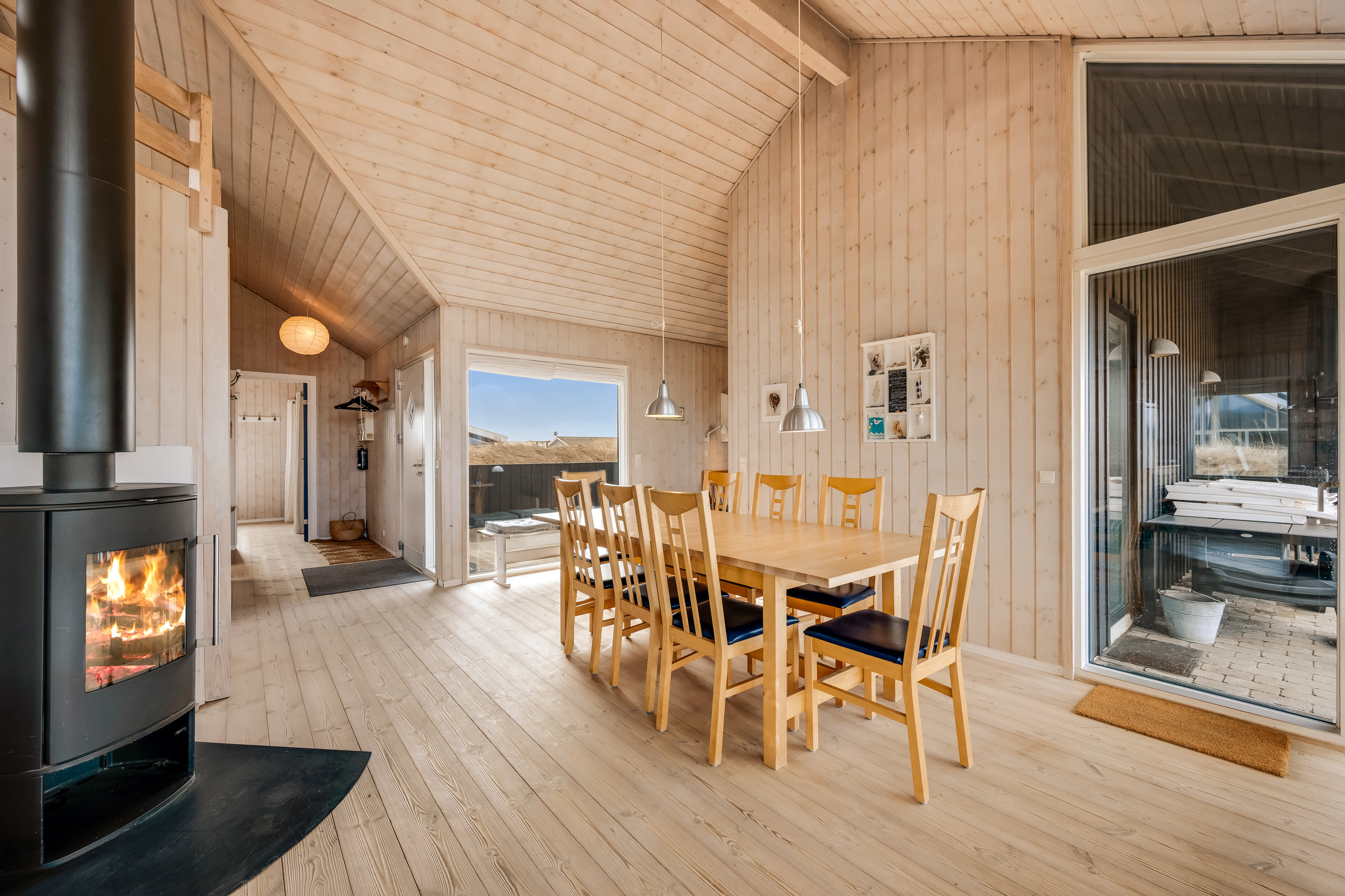 Fremhævet stue billede i fuldskærmstilstand. Billede af Arvidvej 62, Bjerregaard, 6960 Hvide Sande