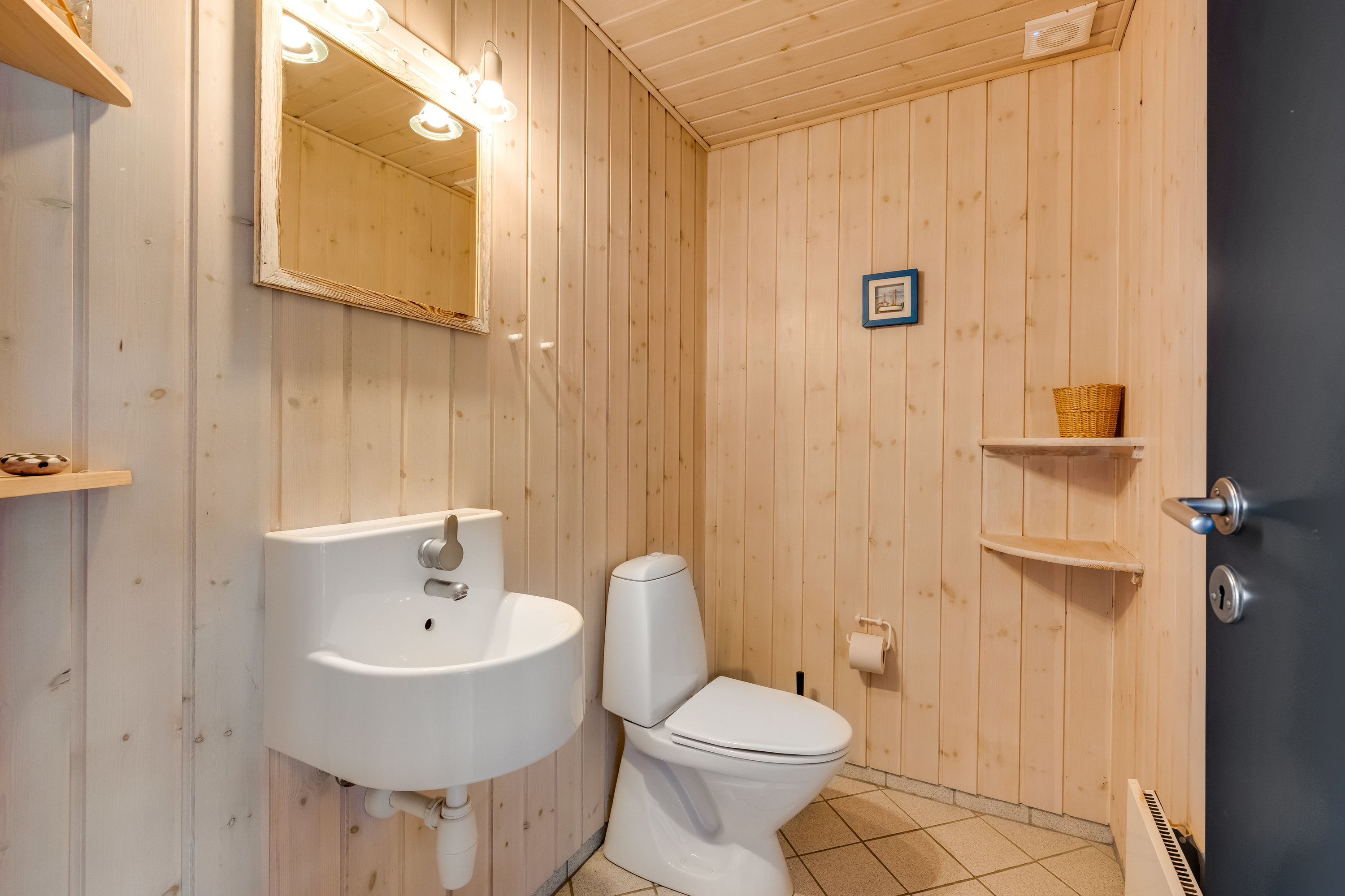 Fremhævet badeværelse billede i fuldskærmstilstand. Billede af Arvidvej 62, Bjerregaard, 6960 Hvide Sande