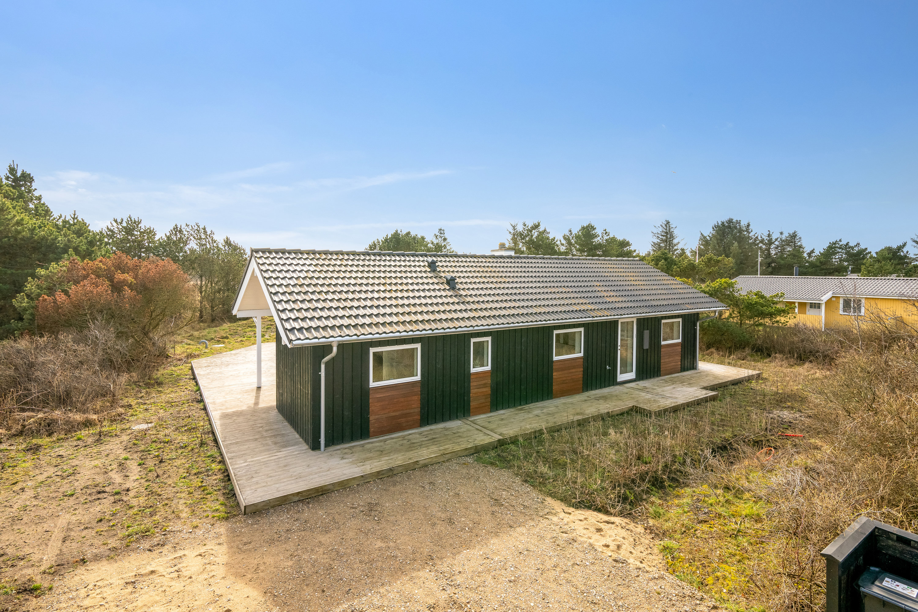 Fremhævet facade billede i fuldskærmstilstand. Billede af Sigfred Jensens Vej 14, Bjerregaard, 6960 Hvide Sande