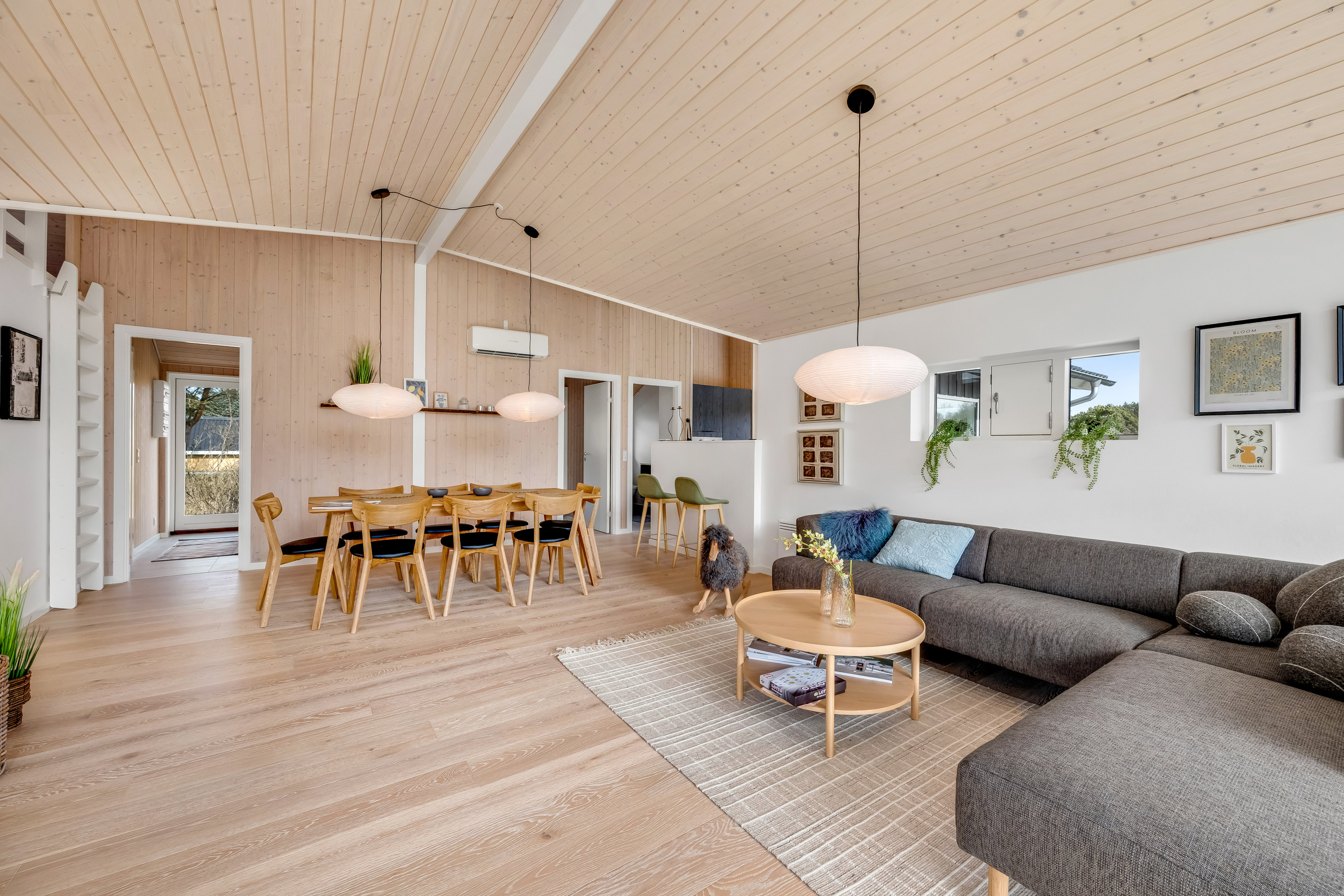 Fremhævet stue billede i fuldskærmstilstand. Billede af Sigfred Jensens Vej 14, Bjerregaard, 6960 Hvide Sande