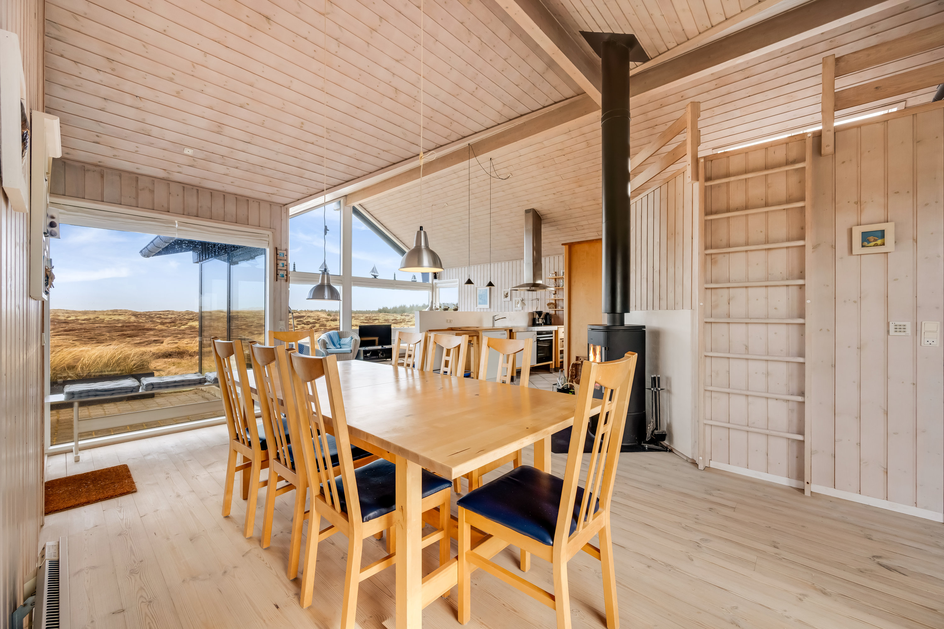 Fremhævet stue billede i fuldskærmstilstand. Billede af Arvidvej 62, Bjerregaard, 6960 Hvide Sande