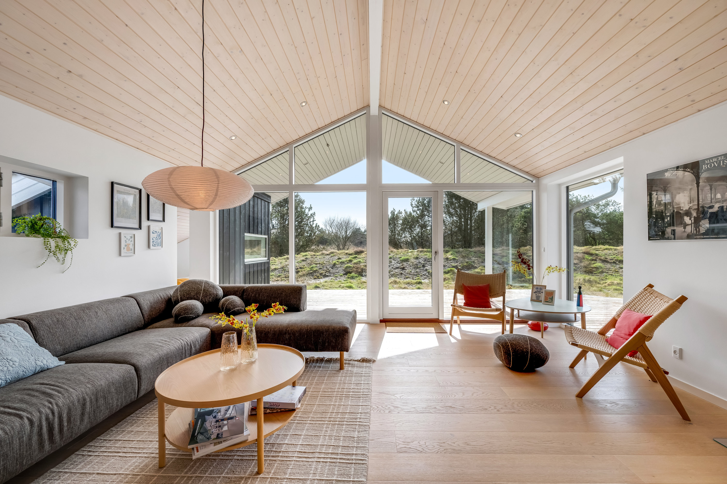 Fremhævet stue billede i fuldskærmstilstand. Billede af Sigfred Jensens Vej 14, Bjerregaard, 6960 Hvide Sande