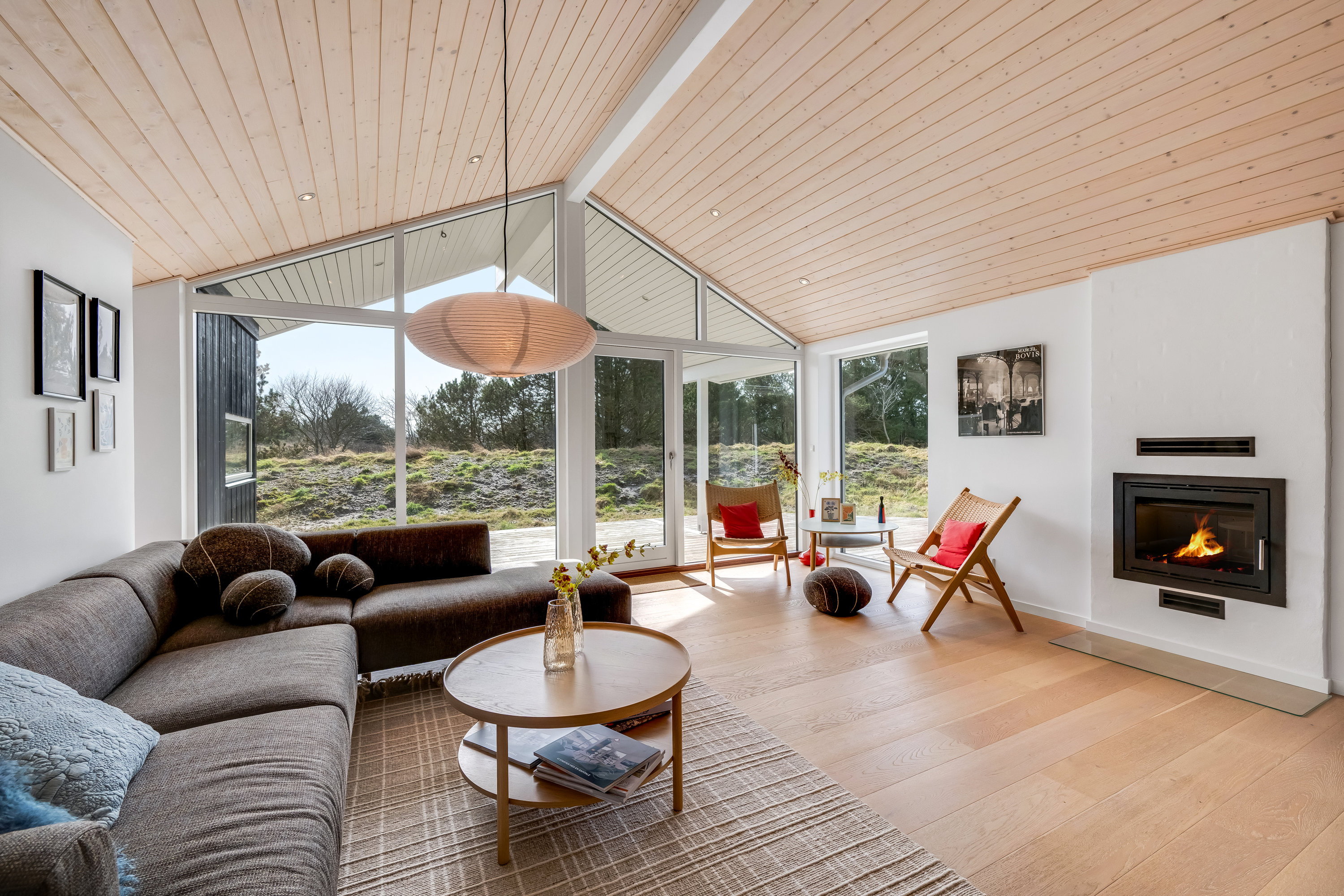 Fremhævet stue billede i fuldskærmstilstand. Billede af Sigfred Jensens Vej 14, Bjerregaard, 6960 Hvide Sande