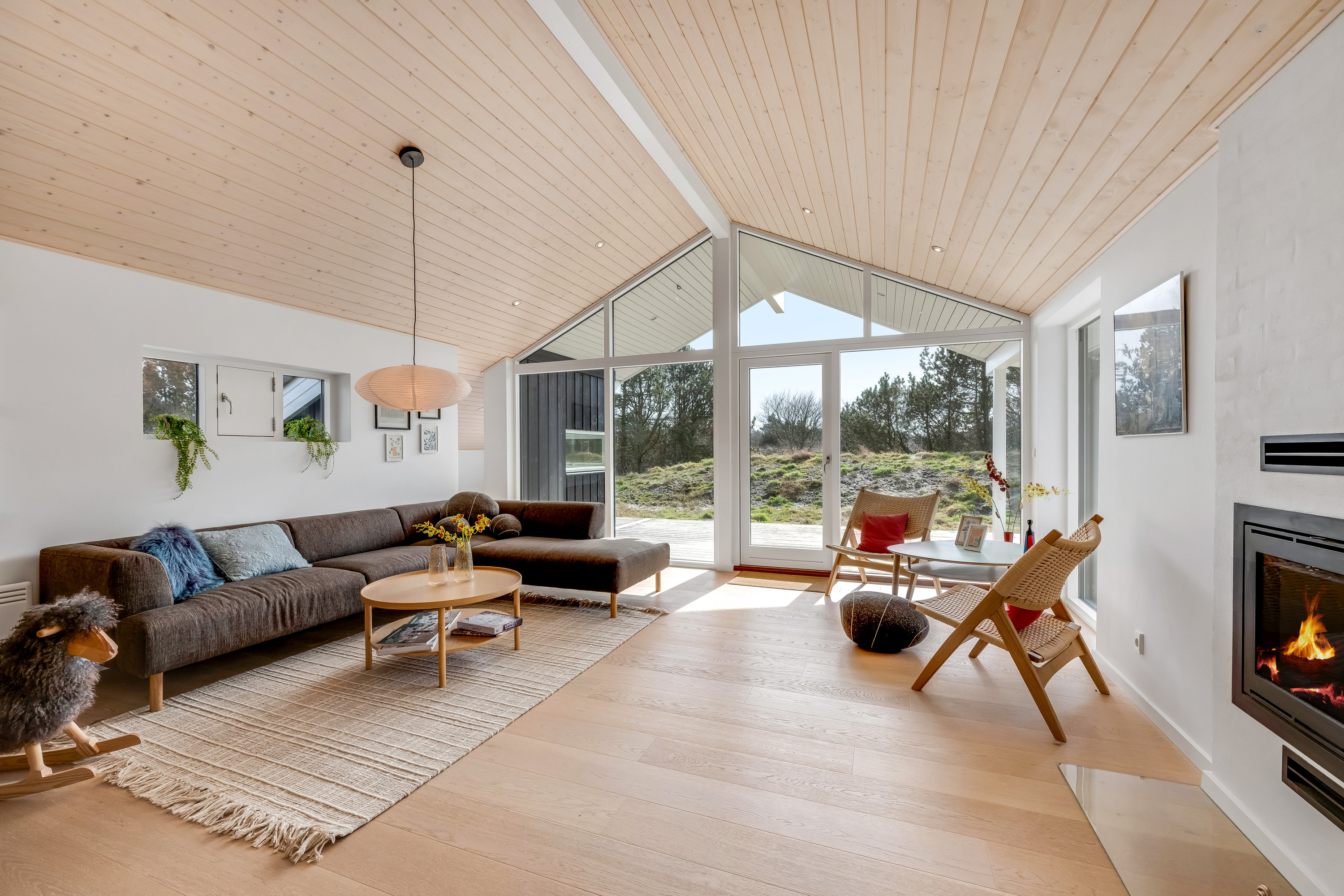 Fremhævet stue billede i fuldskærmstilstand. Billede af Sigfred Jensens Vej 14, Bjerregaard, 6960 Hvide Sande