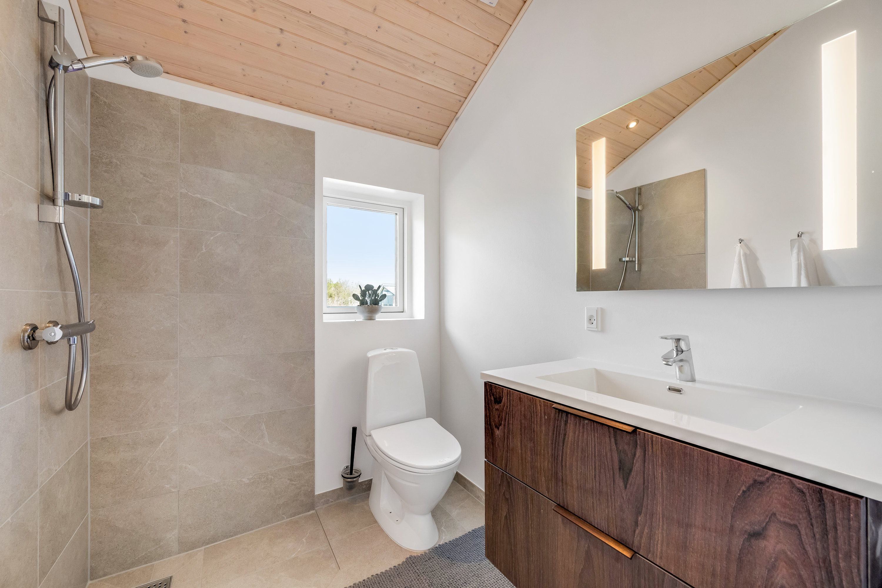 Fremhævet badeværelse billede i fuldskærmstilstand. Billede af Sigfred Jensens Vej 14, Bjerregaard, 6960 Hvide Sande