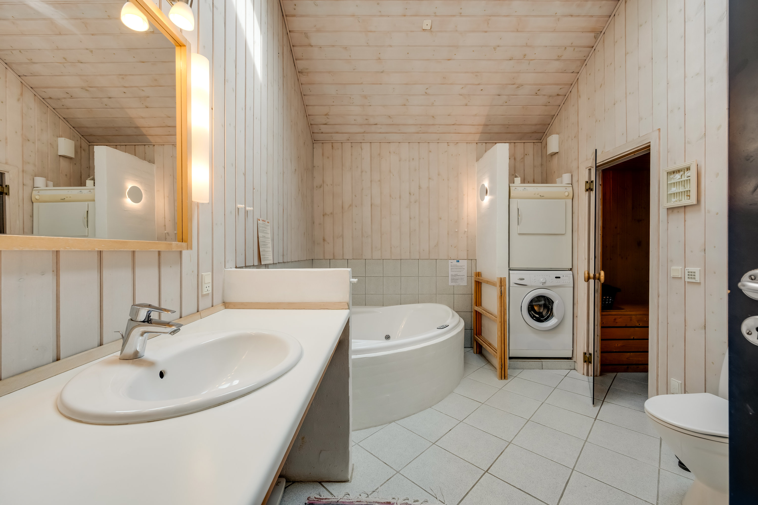 Fremhævet badeværelse billede i fuldskærmstilstand. Billede af Arvidvej 62, Bjerregaard, 6960 Hvide Sande