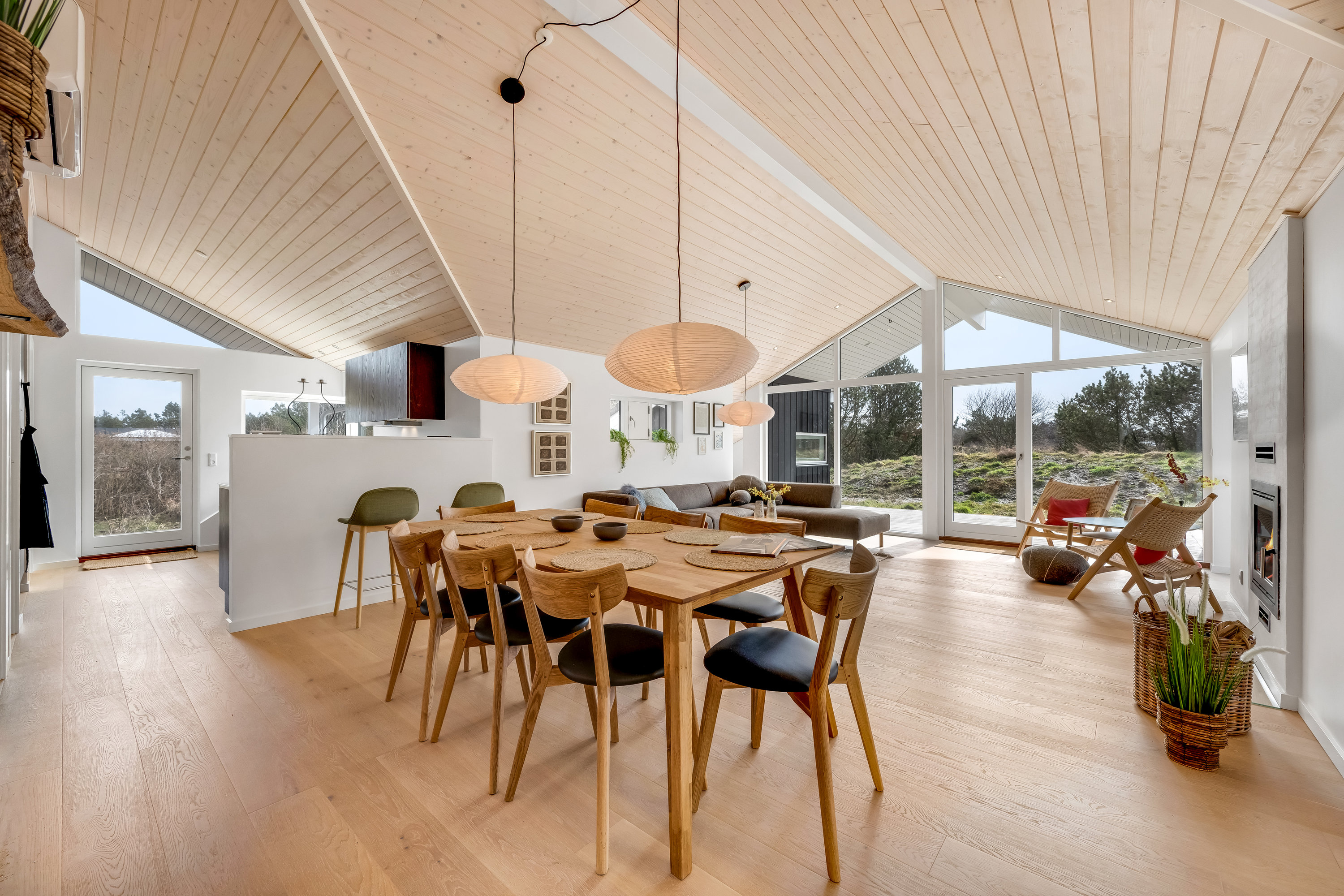 Fremhævet stue billede i fuldskærmstilstand. Billede af Sigfred Jensens Vej 14, Bjerregaard, 6960 Hvide Sande