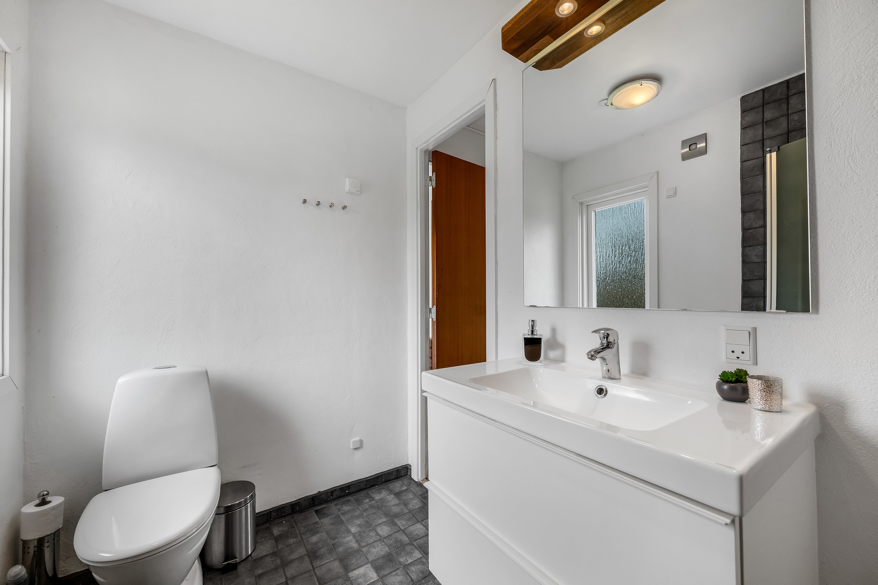 Fremhævet badeværelse billede i fuldskærmstilstand. Billede af Husfold 28, Nr Bork, 6893 Hemmet