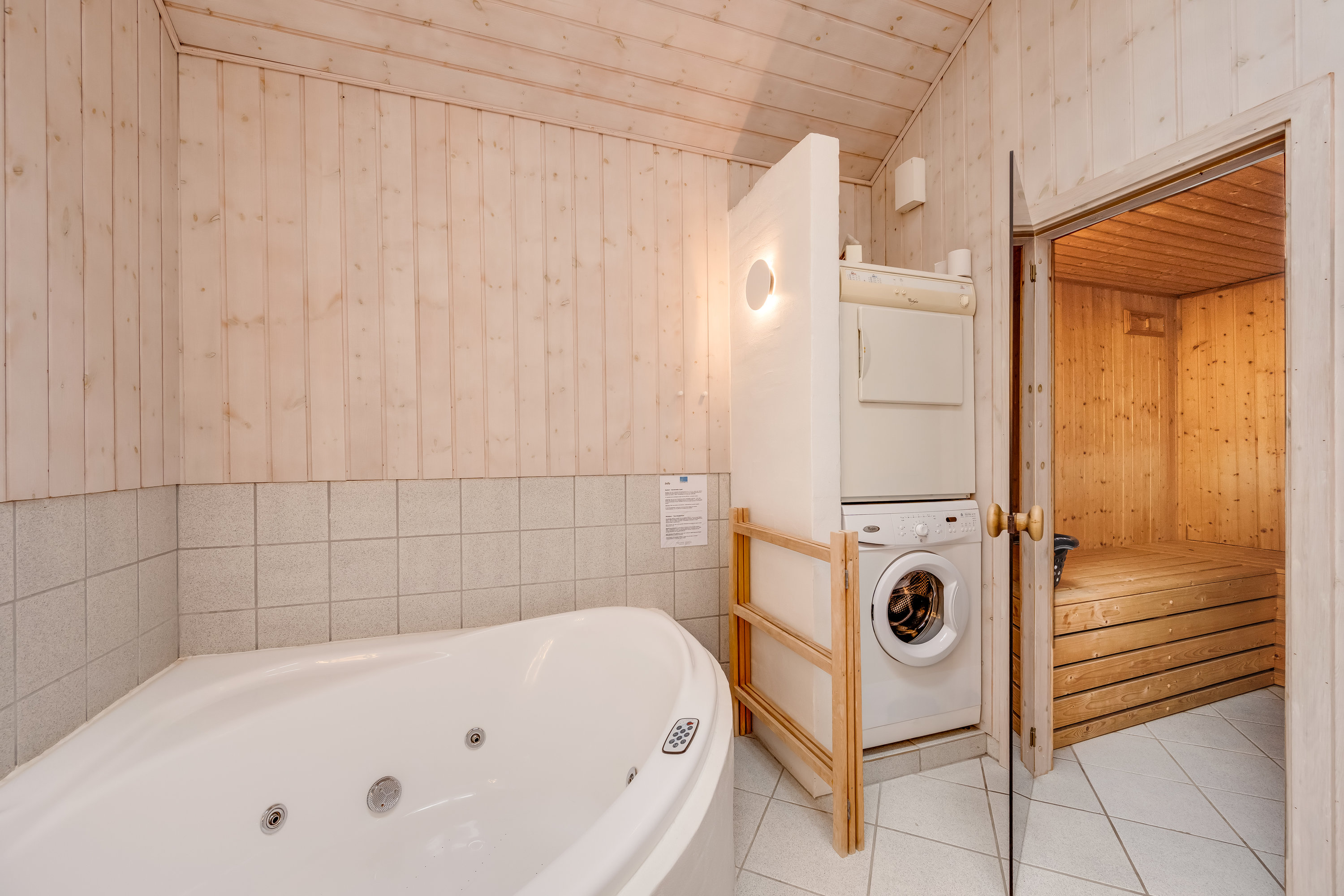 Fremhævet badeværelse billede i fuldskærmstilstand. Billede af Arvidvej 62, Bjerregaard, 6960 Hvide Sande