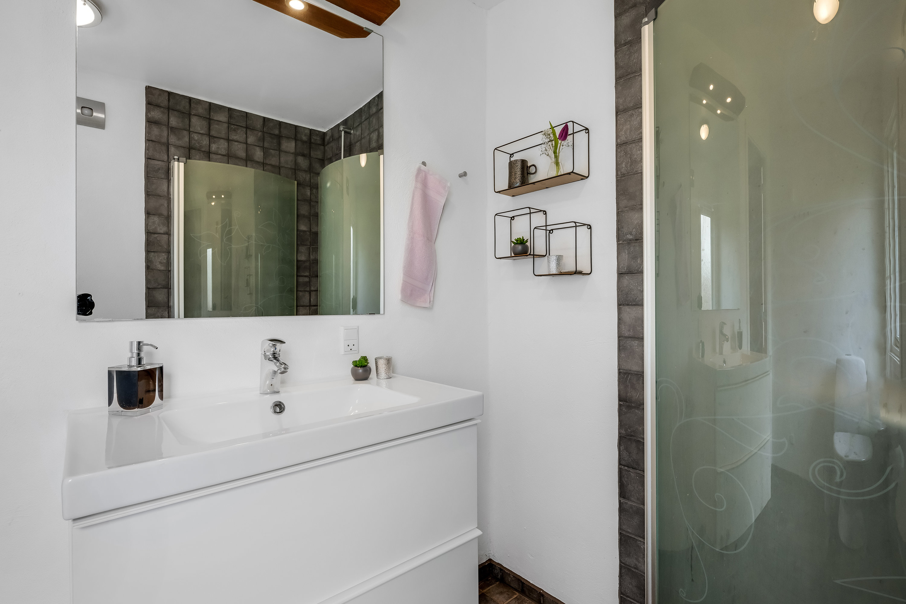 Fremhævet badeværelse billede i fuldskærmstilstand. Billede af Husfold 28, Nr Bork, 6893 Hemmet