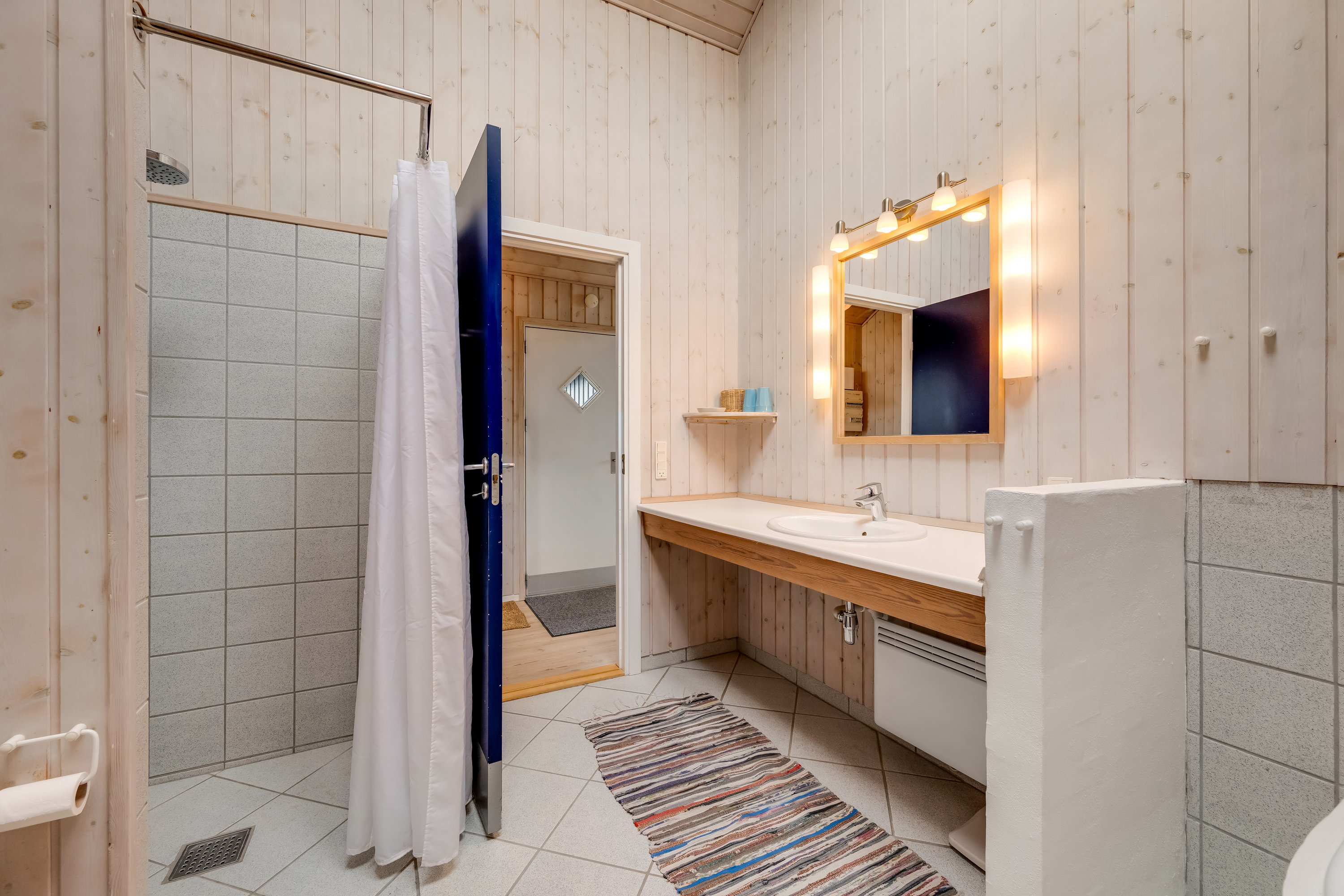 Fremhævet badeværelse billede i fuldskærmstilstand. Billede af Arvidvej 62, Bjerregaard, 6960 Hvide Sande