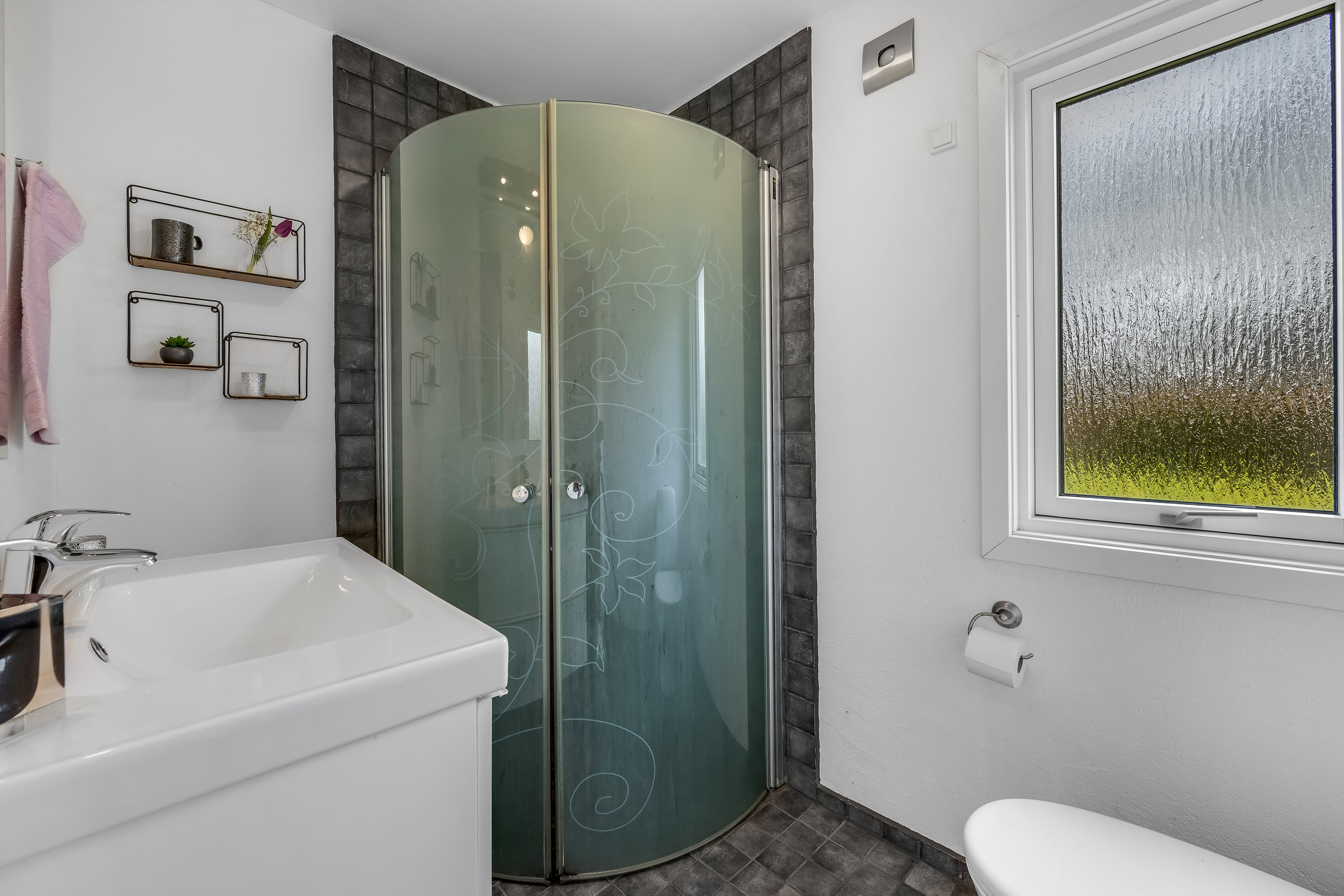 Fremhævet badeværelse billede i fuldskærmstilstand. Billede af Husfold 28, Nr Bork, 6893 Hemmet