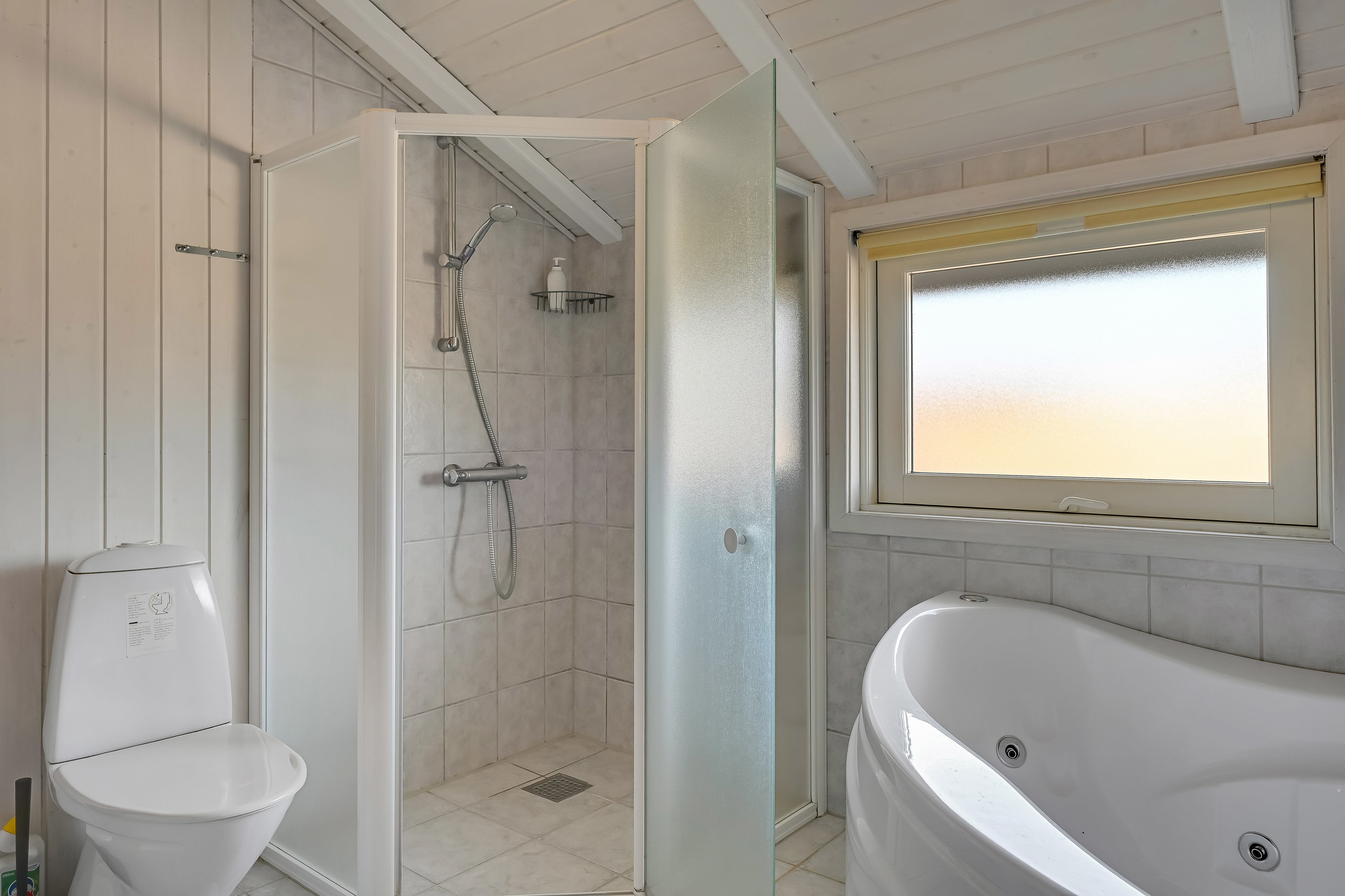 Fremhævet badeværelse billede i fuldskærmstilstand. Billede af Solhaven 5, 6857 Blåvand