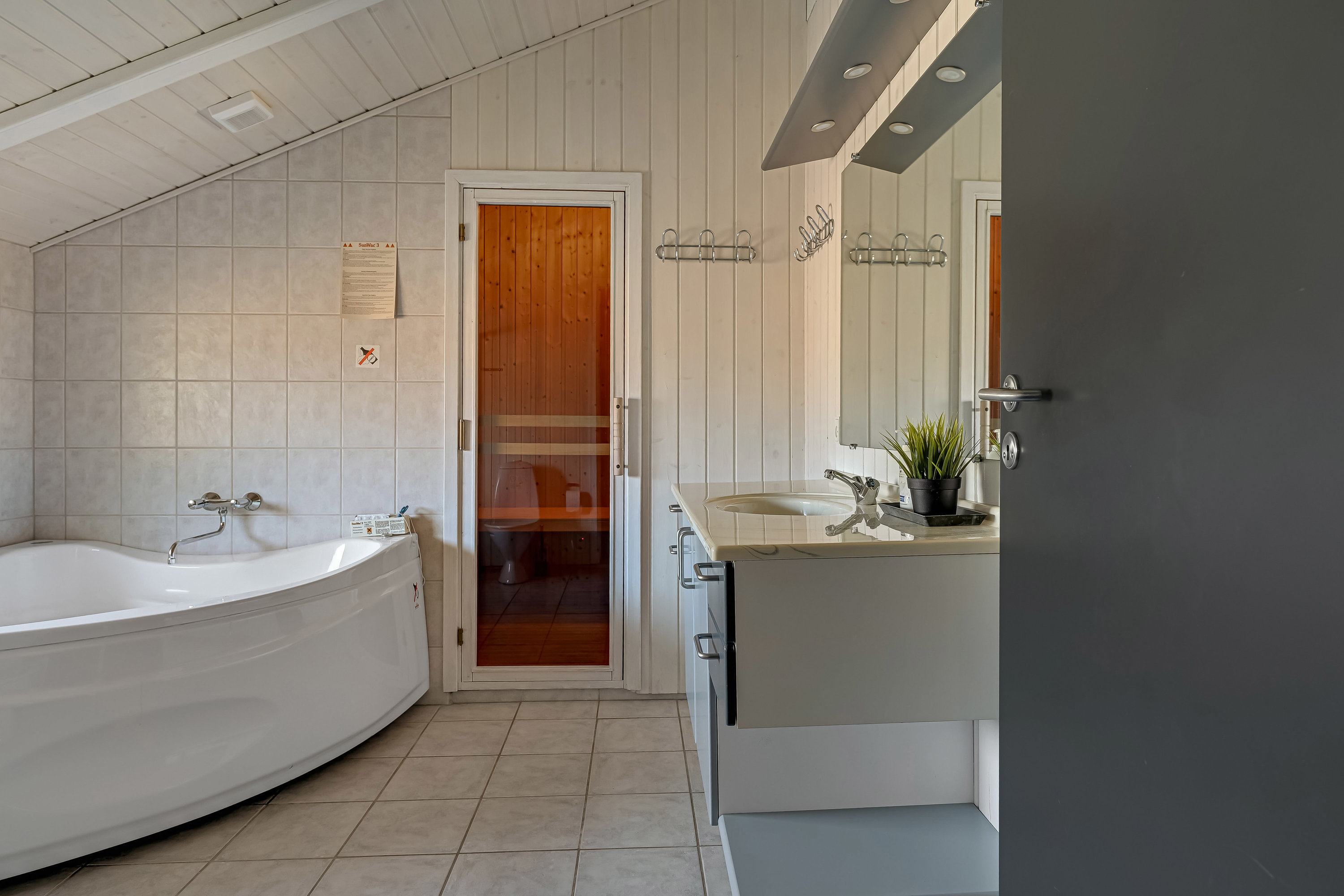 Fremhævet badeværelse billede i fuldskærmstilstand. Billede af Solhaven 5, 6857 Blåvand