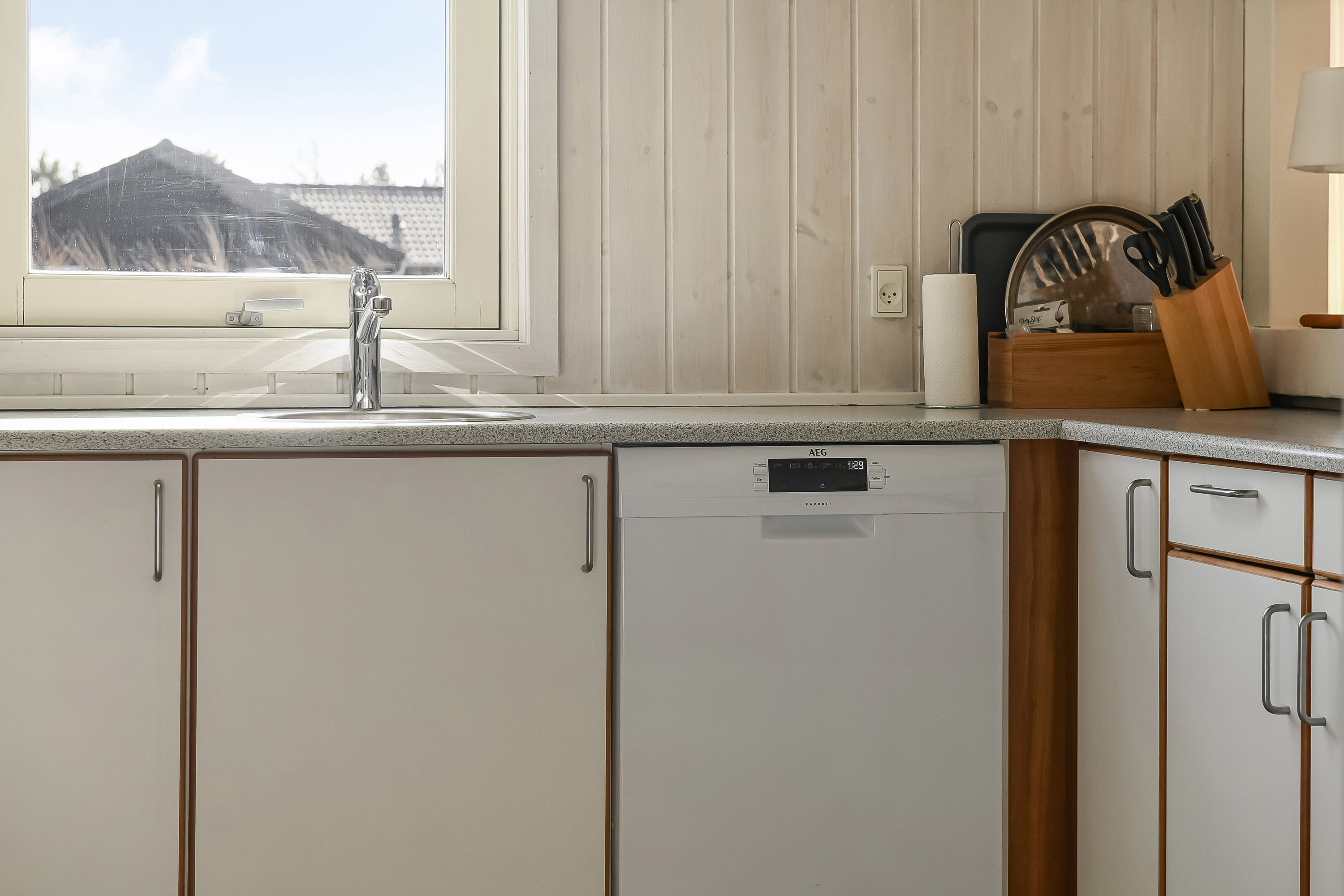 Fremhævet køkken billede i fuldskærmstilstand. Billede af Solhaven 5, 6857 Blåvand