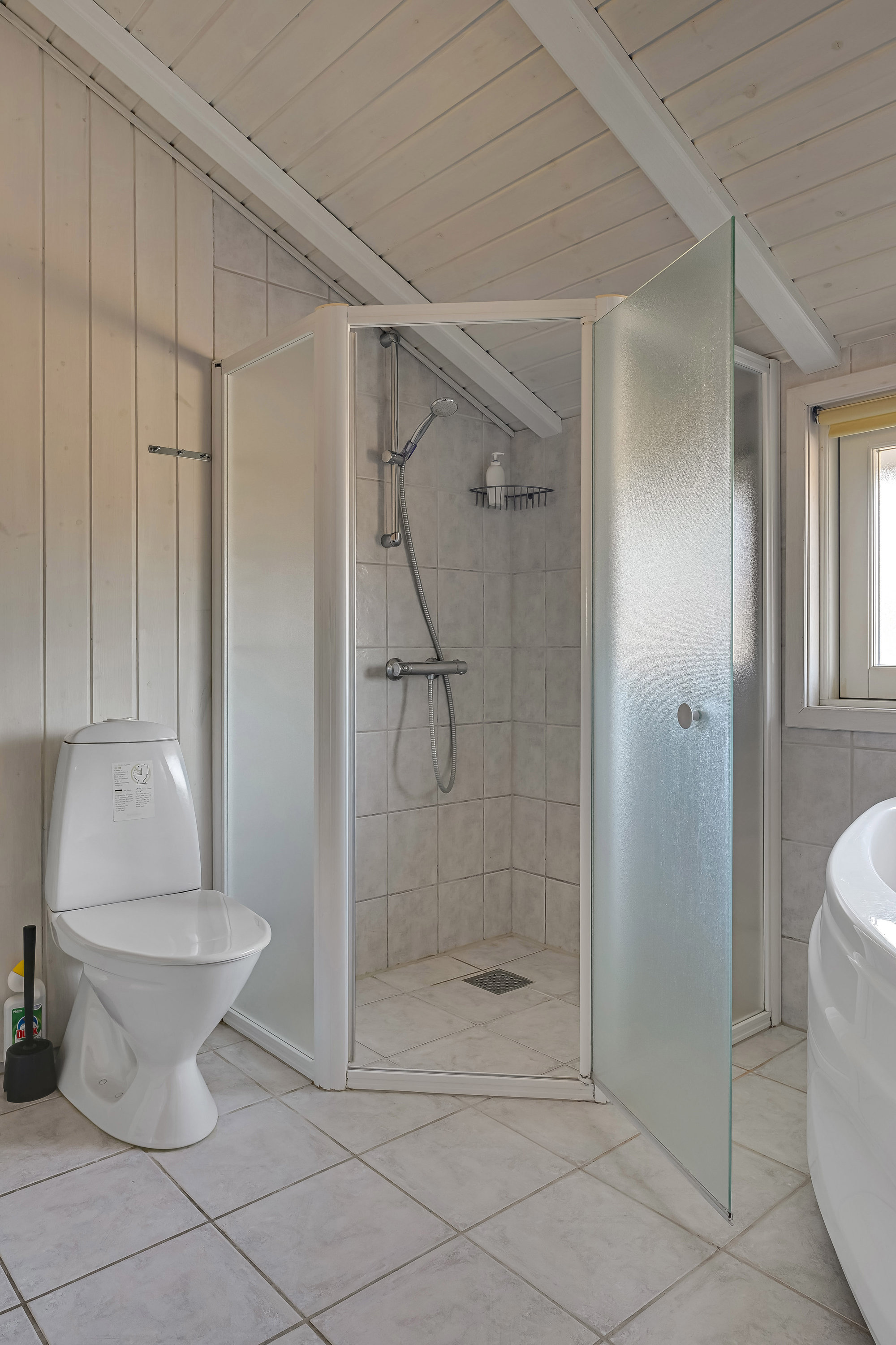 Fremhævet badeværelse billede i fuldskærmstilstand. Billede af Solhaven 5, 6857 Blåvand