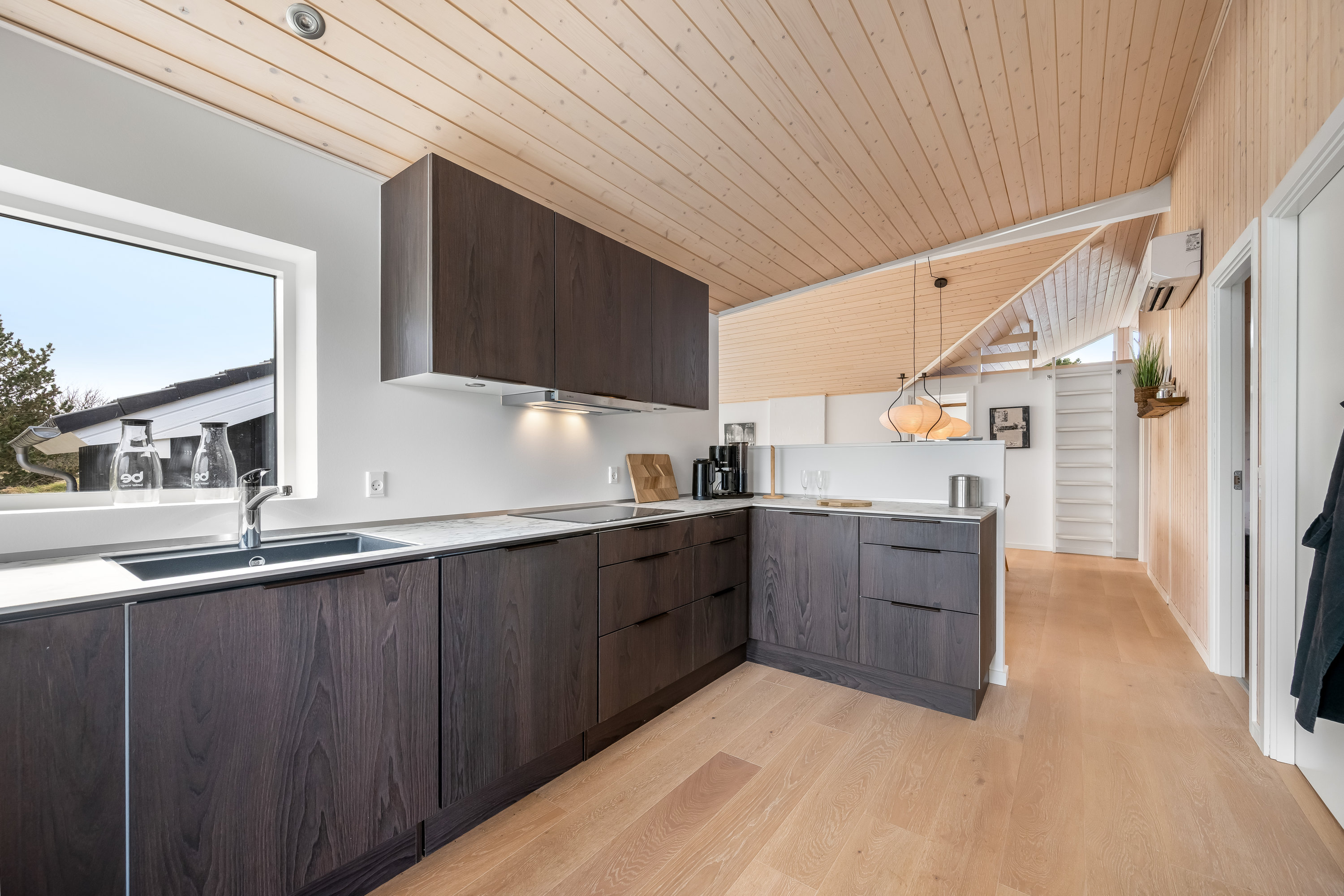 Fremhævet køkken billede i fuldskærmstilstand. Billede af Sigfred Jensens Vej 14, Bjerregaard, 6960 Hvide Sande