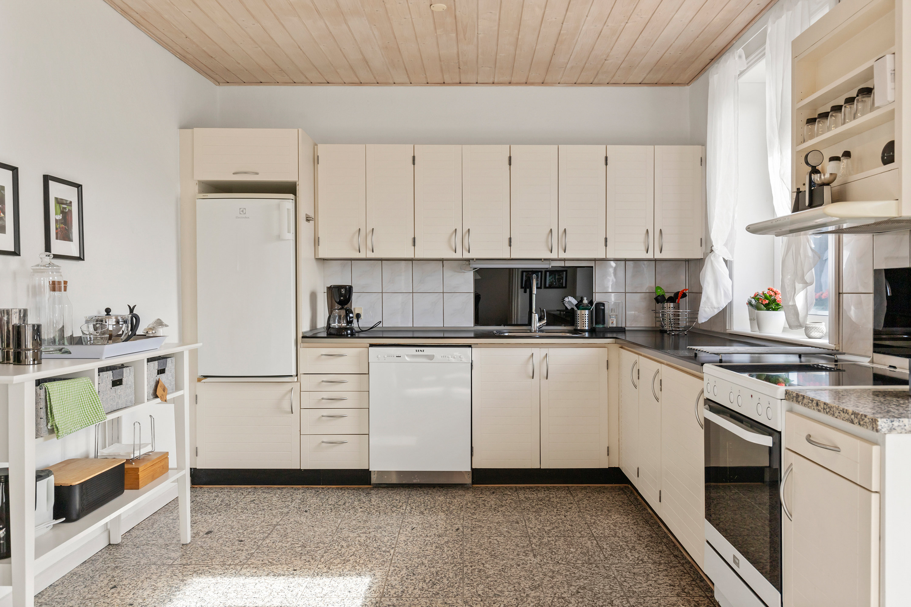 Fremhævet køkken billede i fuldskærmstilstand. Billede af Gl Landevej 2, Klim, 9690 Fjerritslev