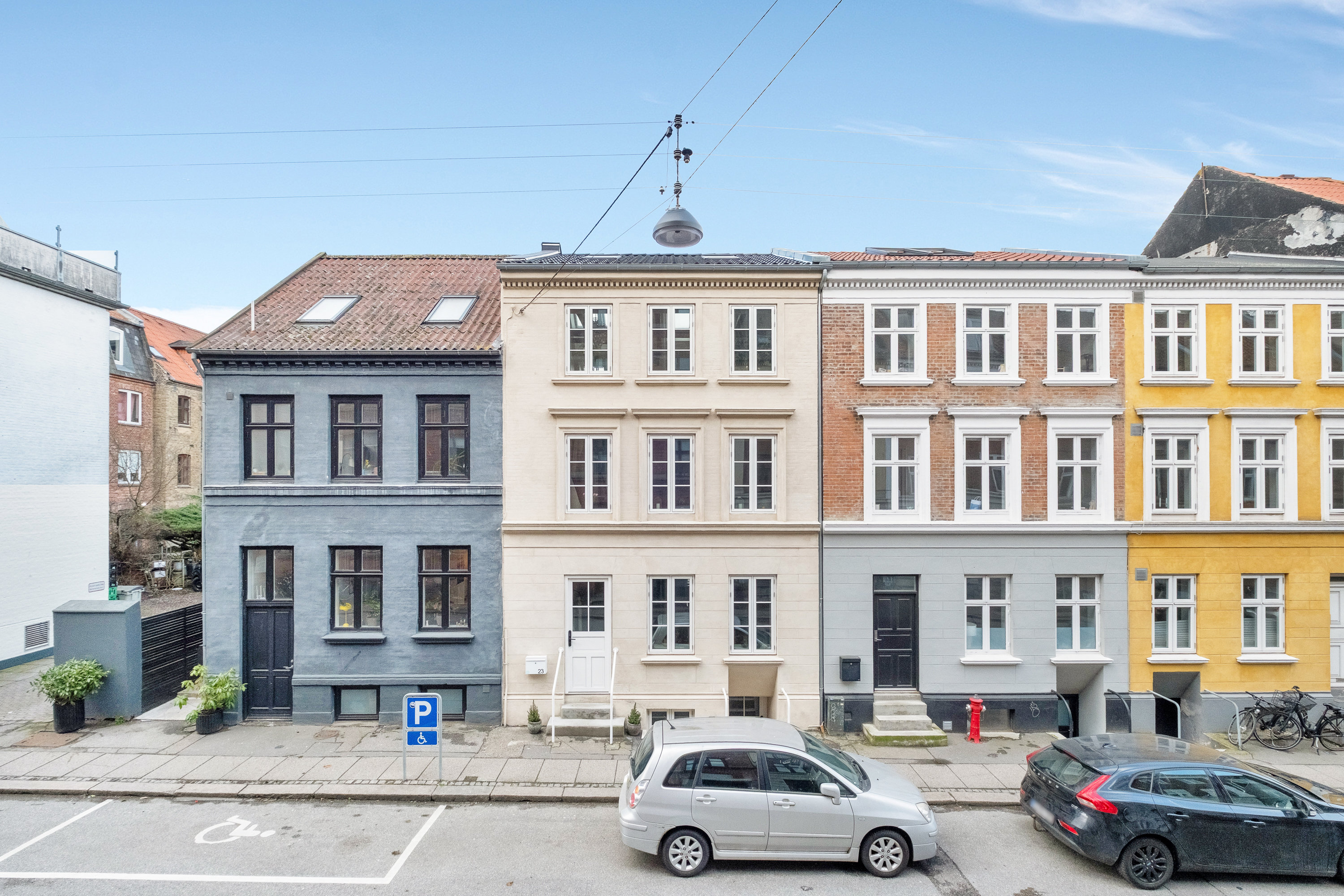 Fremhævet facade billede i fuldskærmstilstand. Billede af Brammersgade 23, 8000 Aarhus C