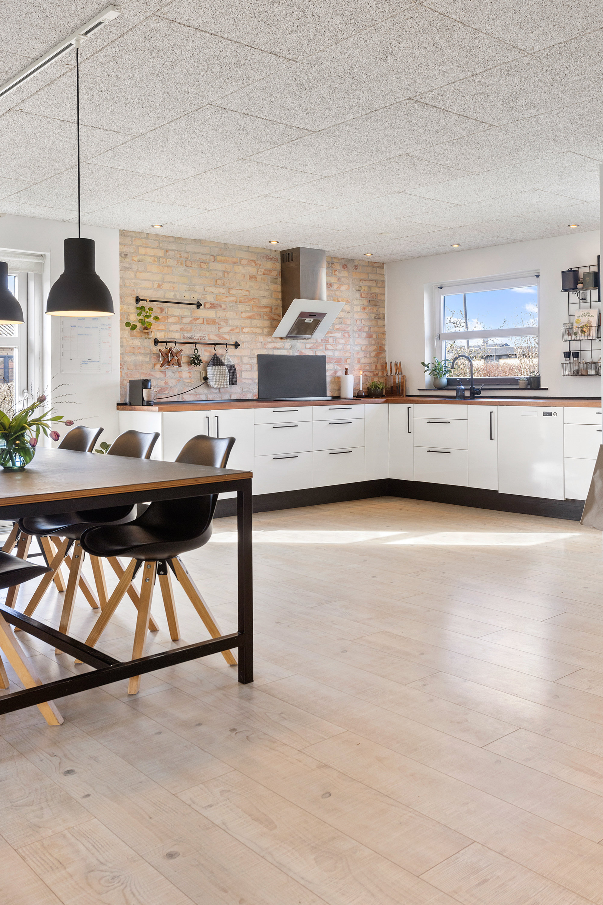 Fremhævet køkken billede i fuldskærmstilstand. Billede af Gyvelvej 16, Serritslev, 9700 Brønderslev