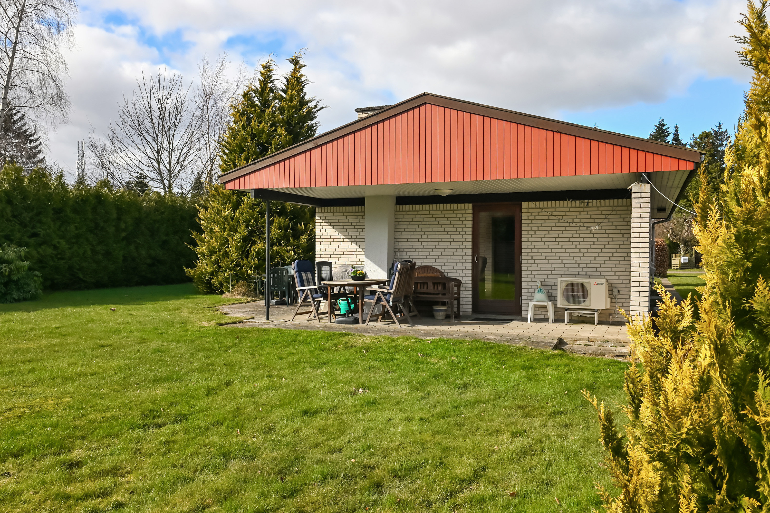 Fremhævet facade havesiden billede i fuldskærmstilstand. Billede af Gøgevænget 7, Elkenøre, 4872 Idestrup