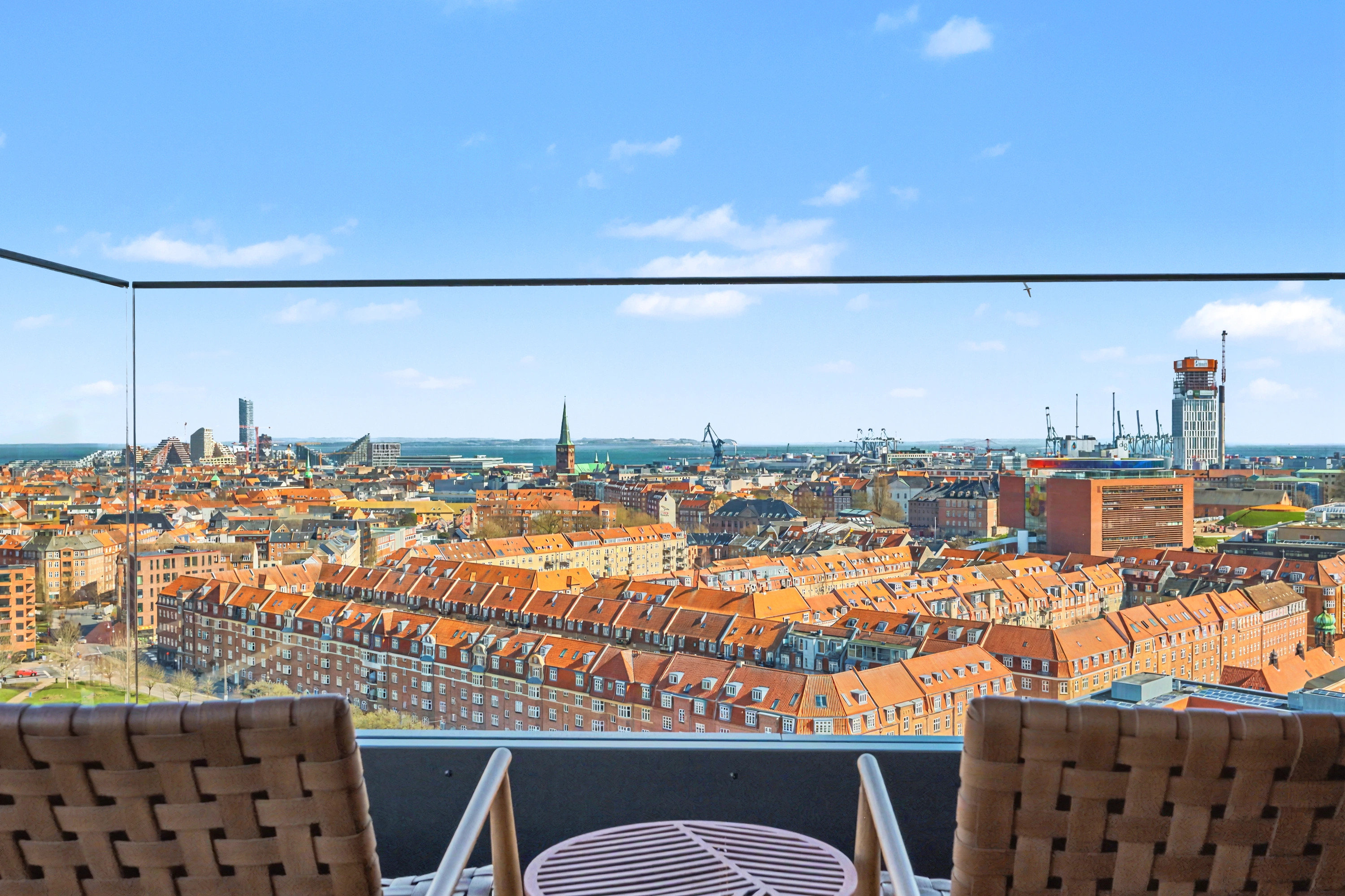 Fremhævet altan billede i fuldskærmstilstand. Billede af Ceres Allé 7, 14. 7., 8000 Aarhus C