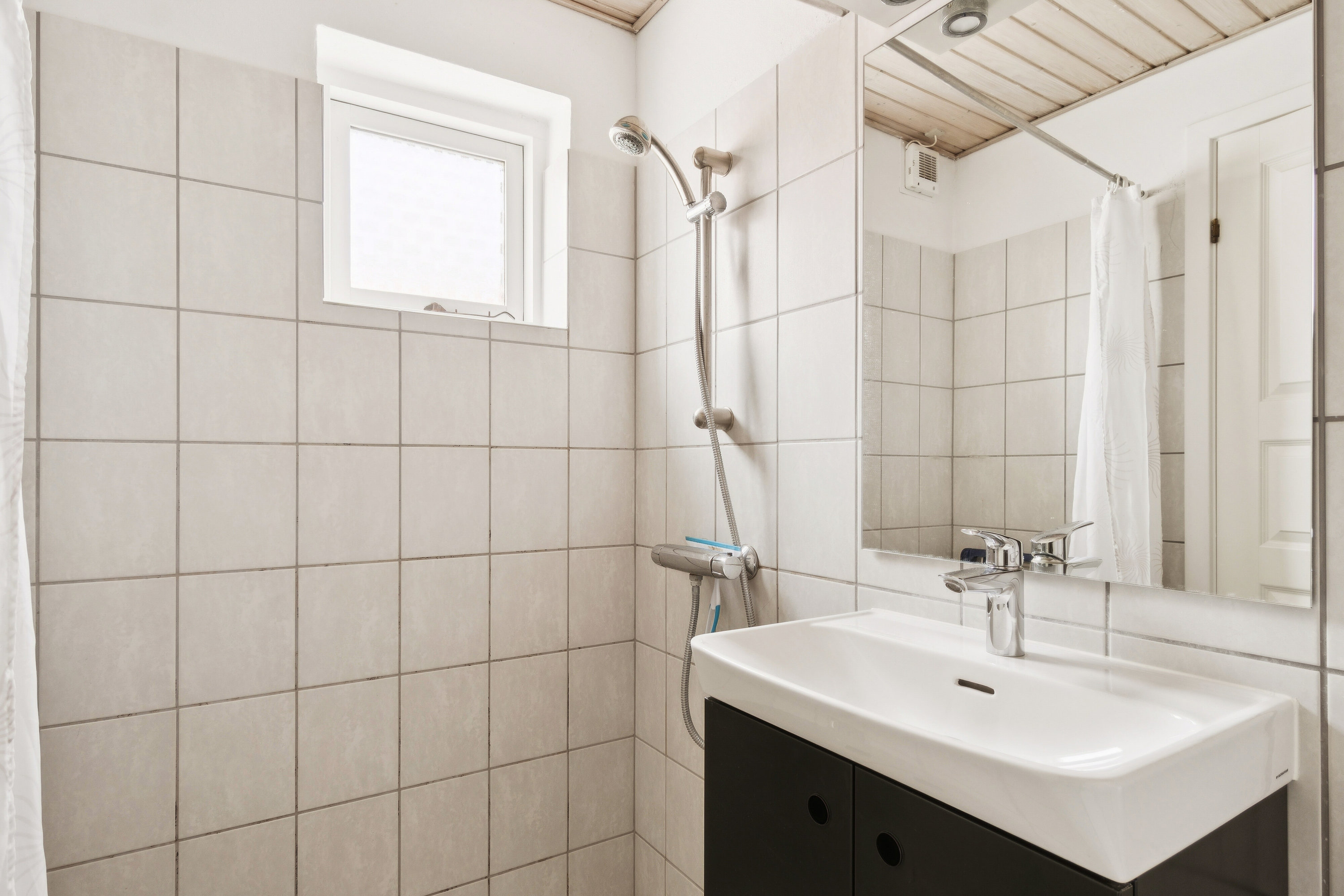 Fremhævet badeværelse billede i fuldskærmstilstand. Billede af Genvej 4, 80., Allinge, 3770 Allinge