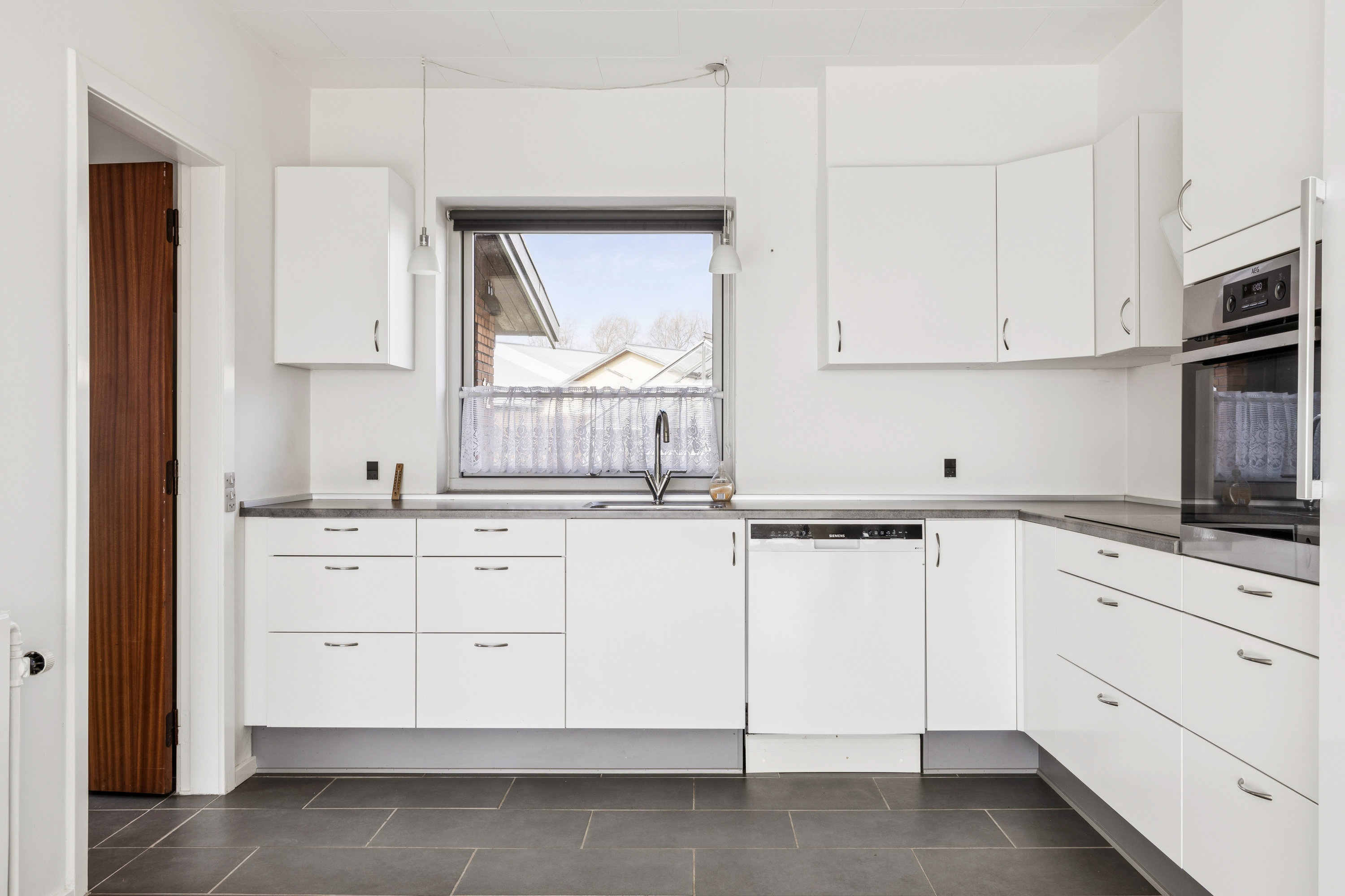 Fremhævet køkken billede i fuldskærmstilstand. Billede af Kildevangen 12, 4571 Grevinge