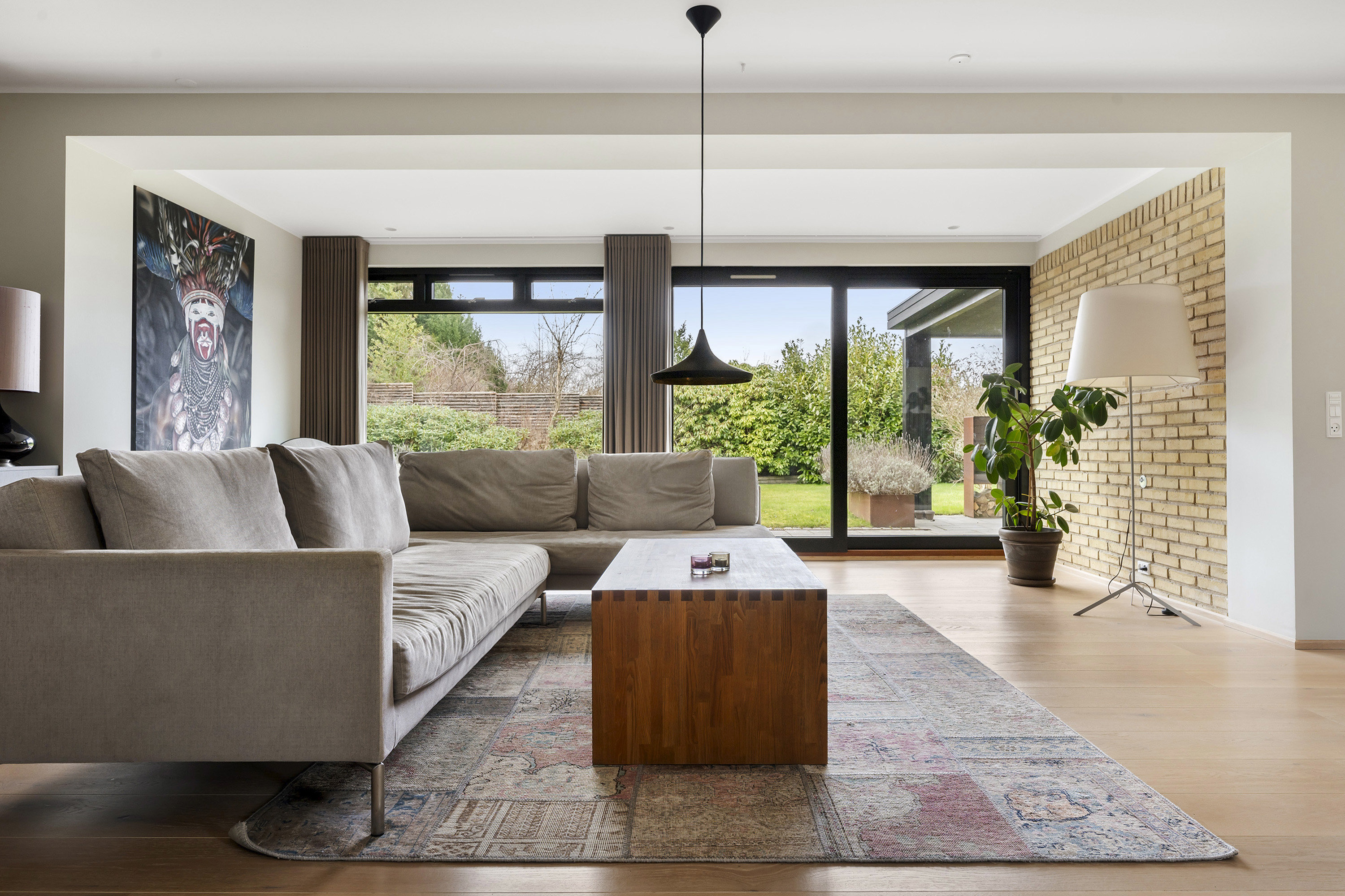 Fremhævet stue billede i fuldskærmstilstand. Billede af Ellehegnet 16, Trørød, 2950 Vedbæk