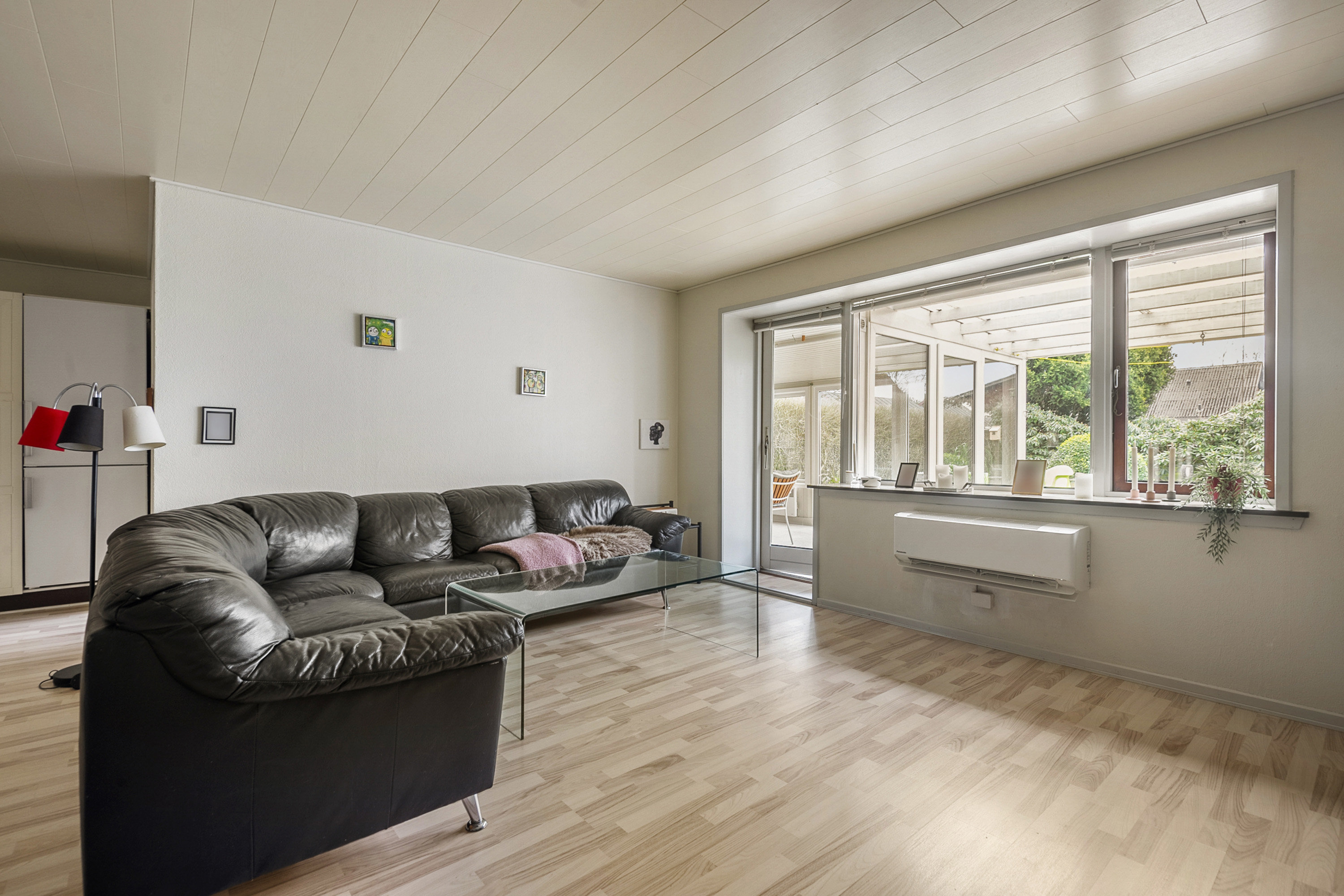 Fremhævet stue billede i fuldskærmstilstand. Billede af Egevangen 12C, Sig, 6800 Varde