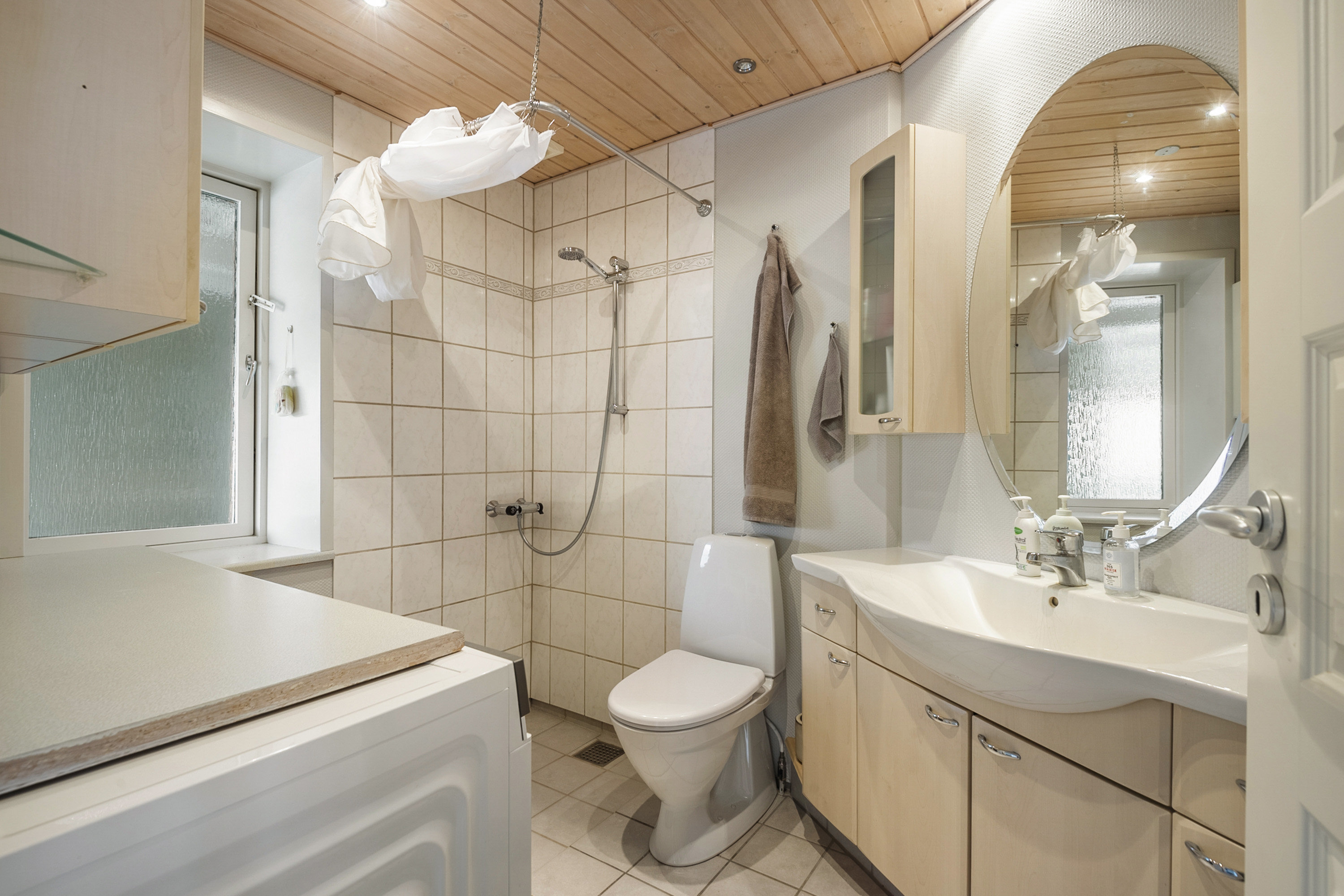 Fremhævet badeværelse billede i fuldskærmstilstand. Billede af Egevangen 12C, Sig, 6800 Varde