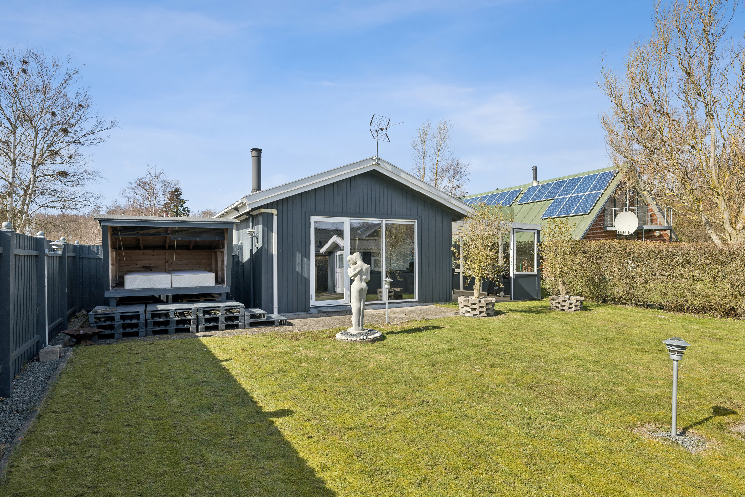 Fremhævet set fra haven billede i fuldskærmstilstand. Billede af Hybenvænget 5, Spodsbj Drej, 5900 Rudkøbing