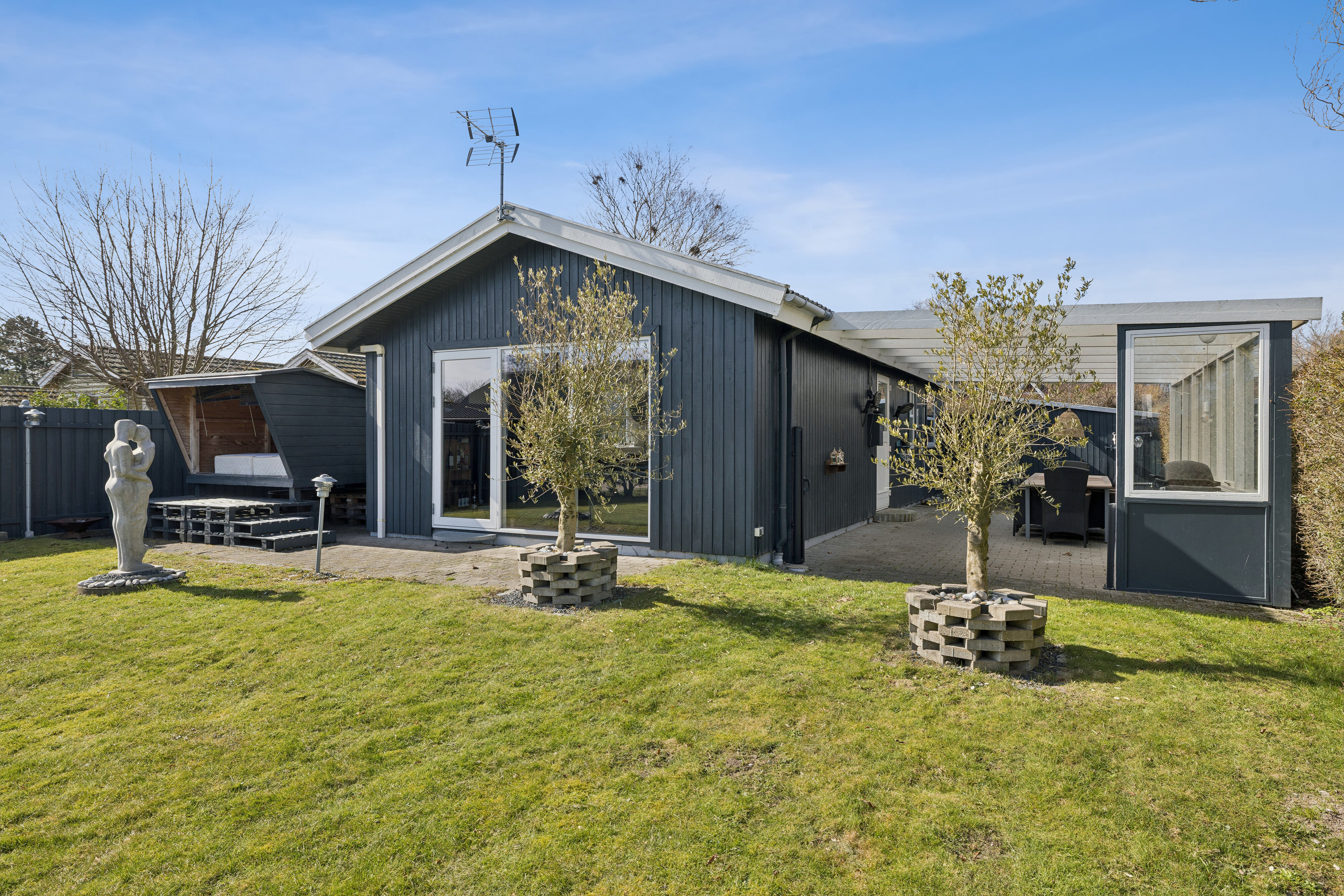 Fremhævet set fra haven billede i fuldskærmstilstand. Billede af Hybenvænget 5, Spodsbj Drej, 5900 Rudkøbing