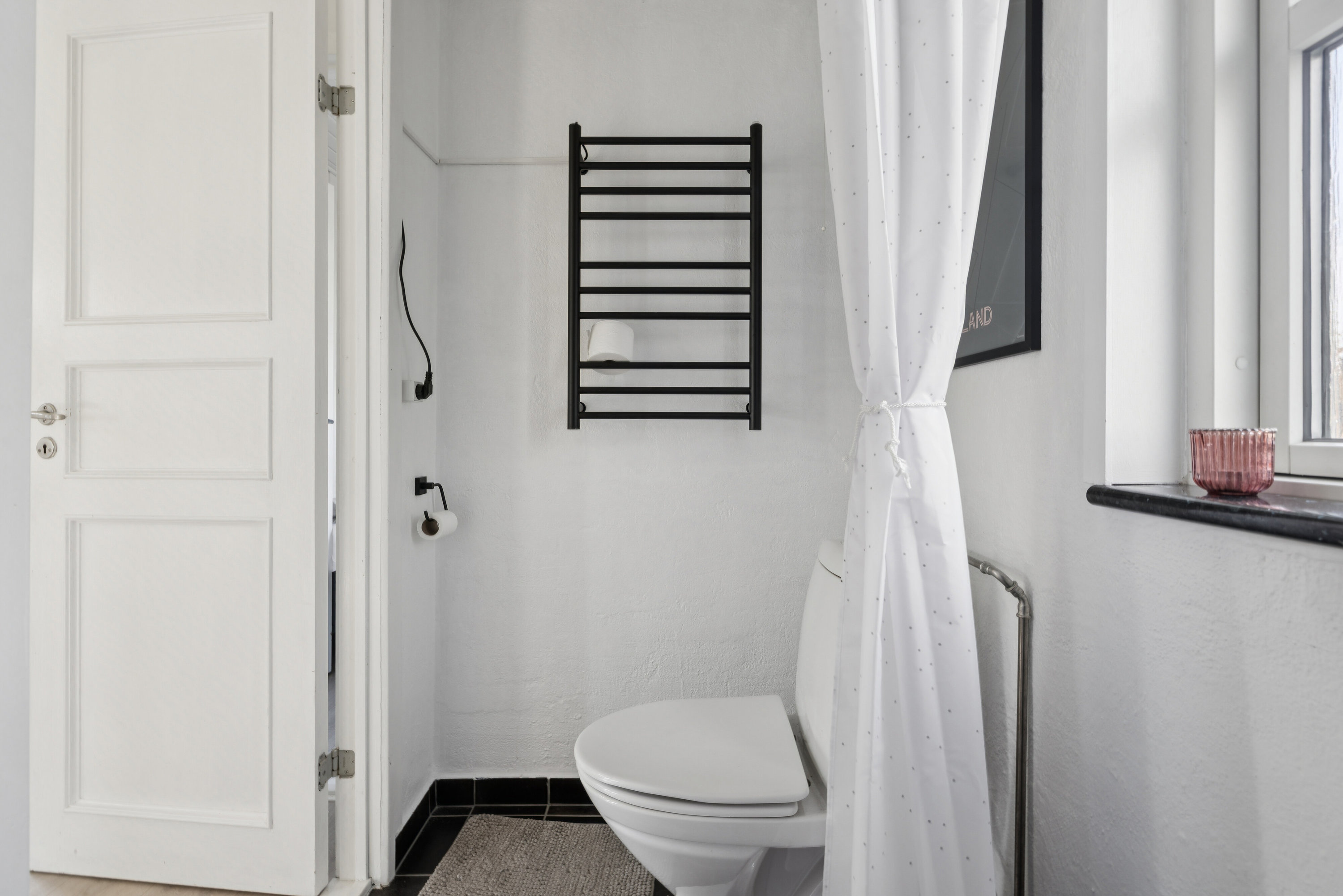 Fremhævet badeværelse billede i fuldskærmstilstand. Billede af Hybenvænget 5, Spodsbj Drej, 5900 Rudkøbing