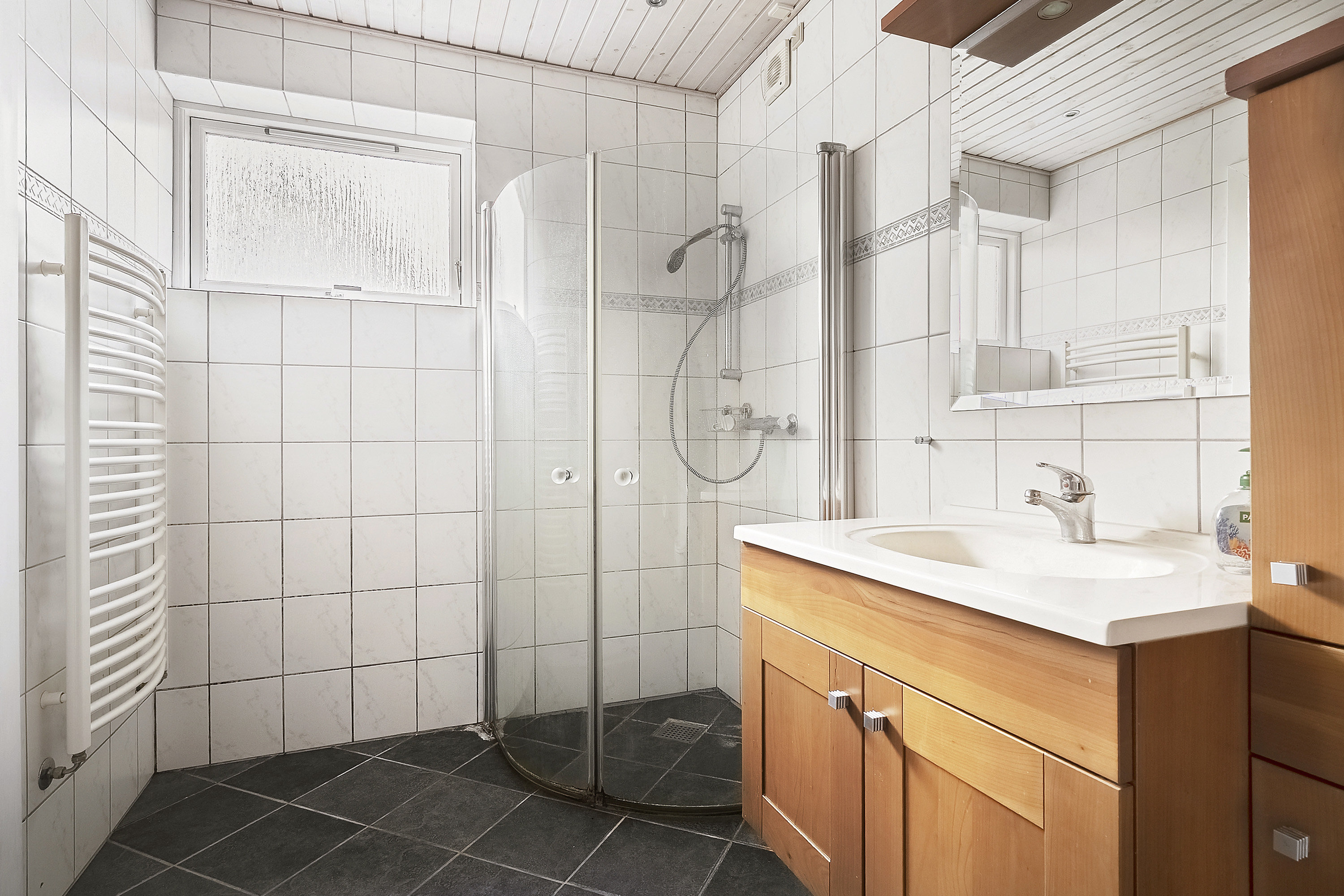 Fremhævet badeværelse billede i fuldskærmstilstand. Billede af Erlevvej 68, 6100 Haderslev