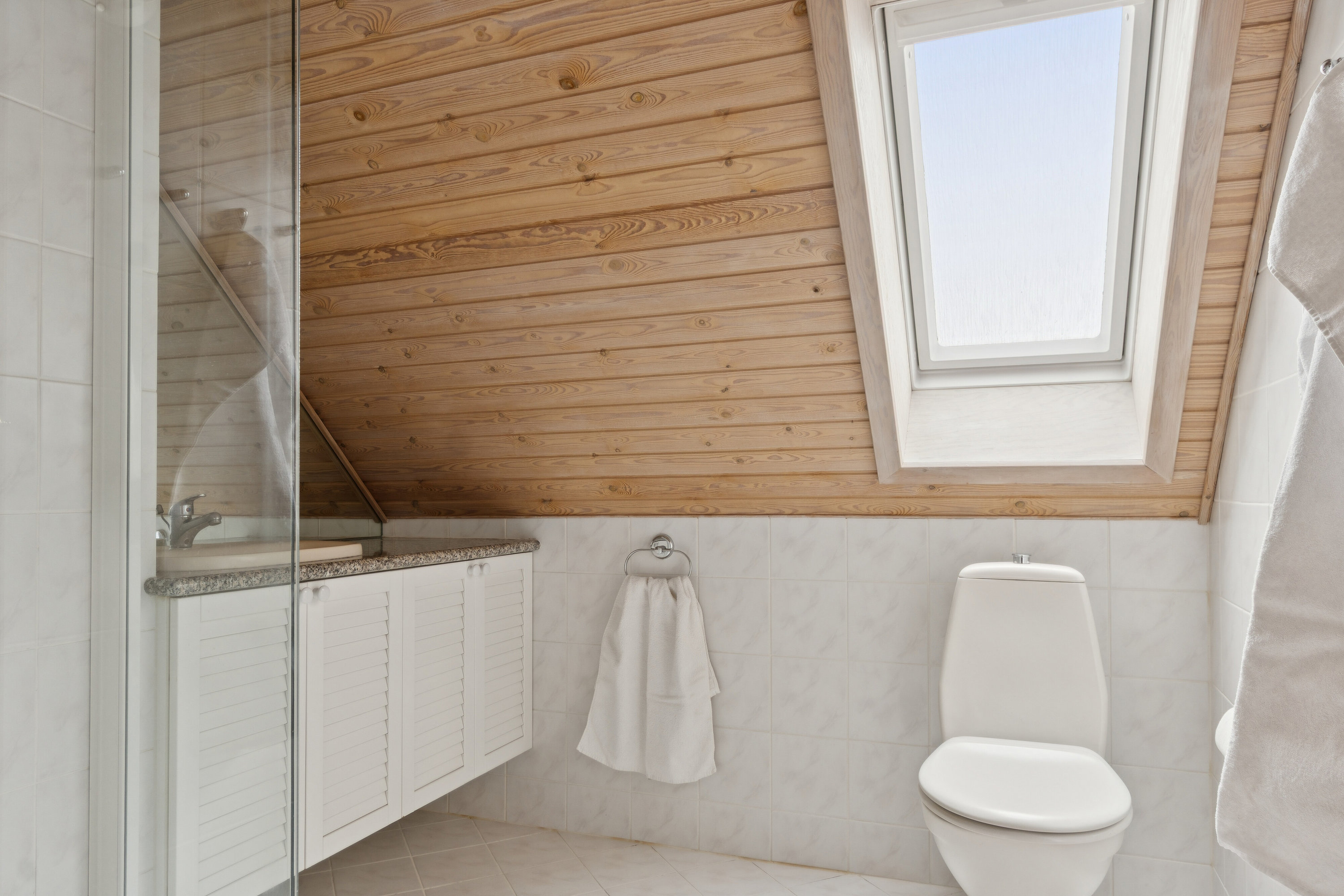 Fremhævet badeværelse billede i fuldskærmstilstand. Billede af Bygaden 13, Svogerslev, 4000 Roskilde