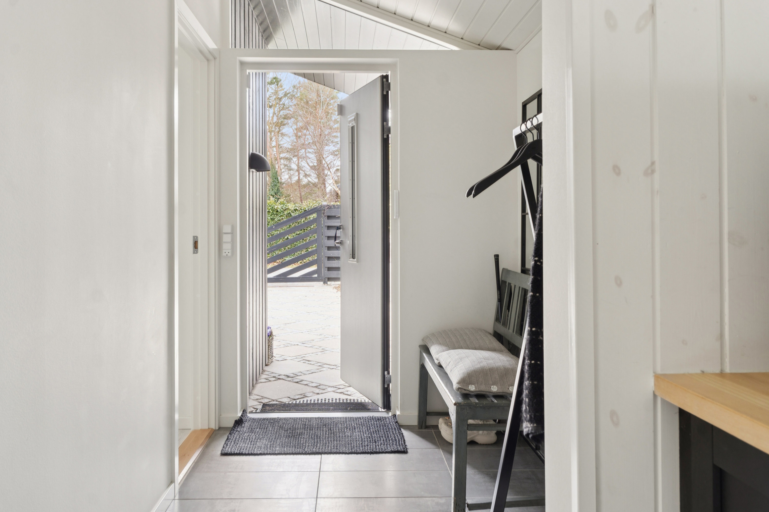 Fremhævet hall billede i fuldskærmstilstand. Billede af Lyngvej 6, 3100 Hornbæk