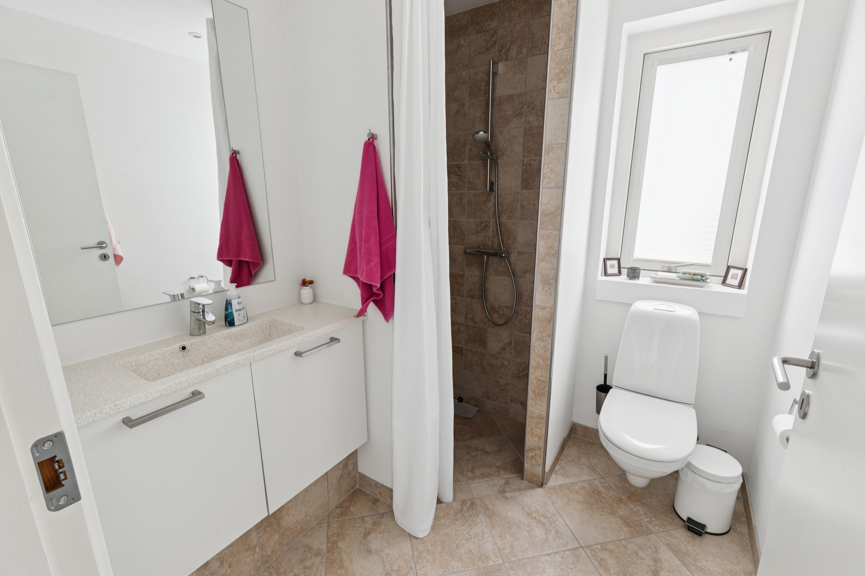 Fremhævet badeværelse billede i fuldskærmstilstand. Billede af Ellekilde 11, 2635 Ishøj