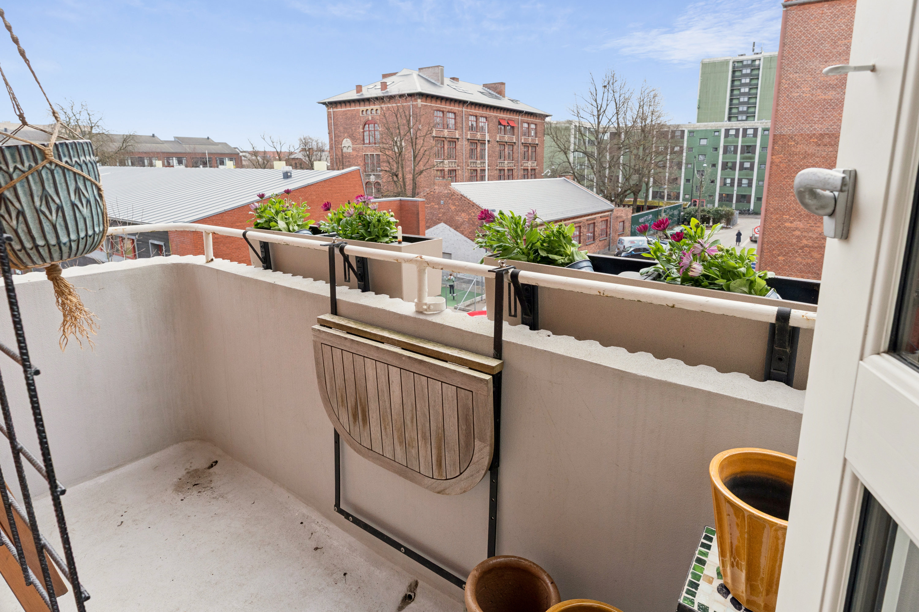 Fremhævet altan billede i fuldskærmstilstand. Billede af Østerbrogade 208, 2. mf., 2100 København Ø