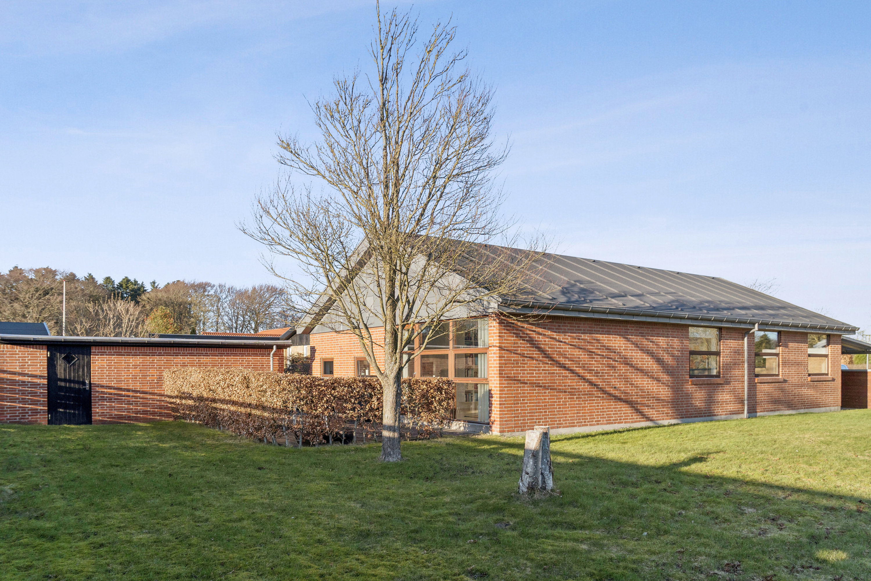 Fremhævet set fra haven billede i fuldskærmstilstand. Billede af Fuglekongevej 8, 9800 Hjørring