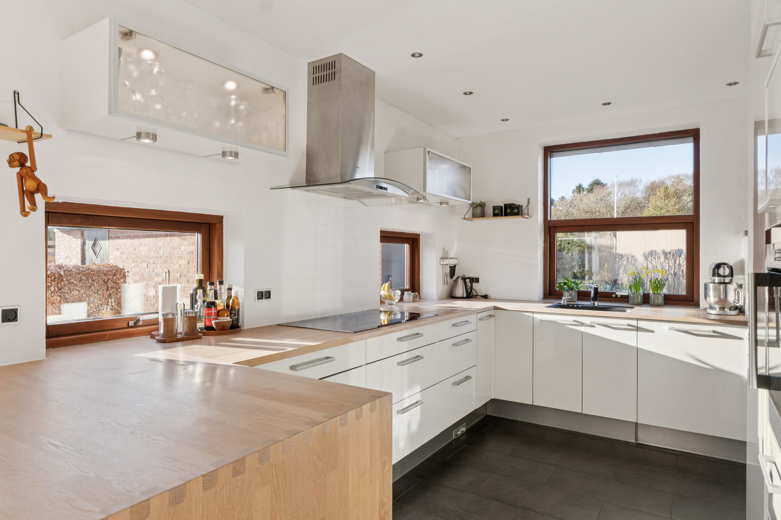 Fremhævet køkken billede i fuldskærmstilstand. Billede af Fuglekongevej 8, 9800 Hjørring