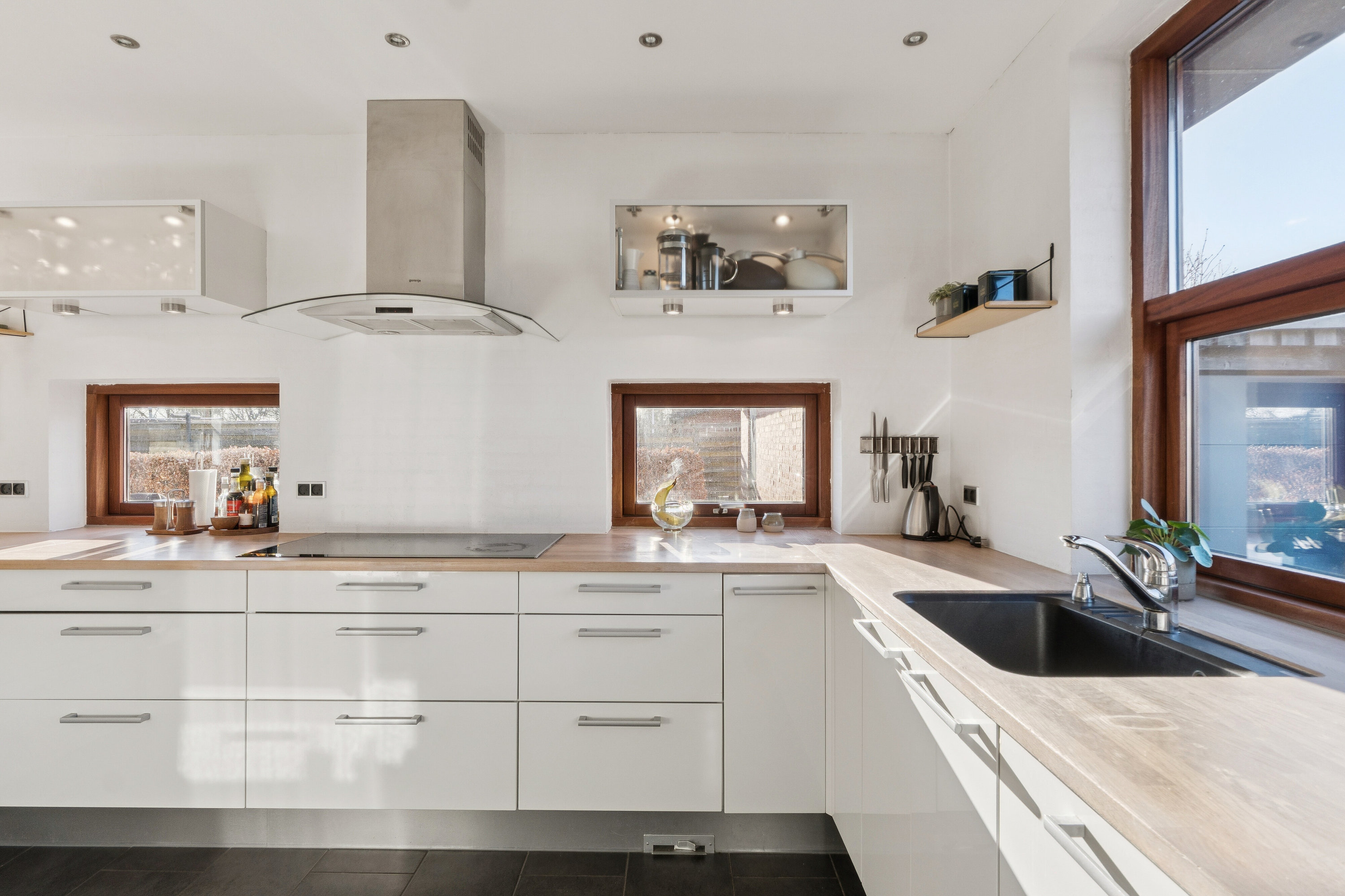 Fremhævet køkken billede i fuldskærmstilstand. Billede af Fuglekongevej 8, 9800 Hjørring