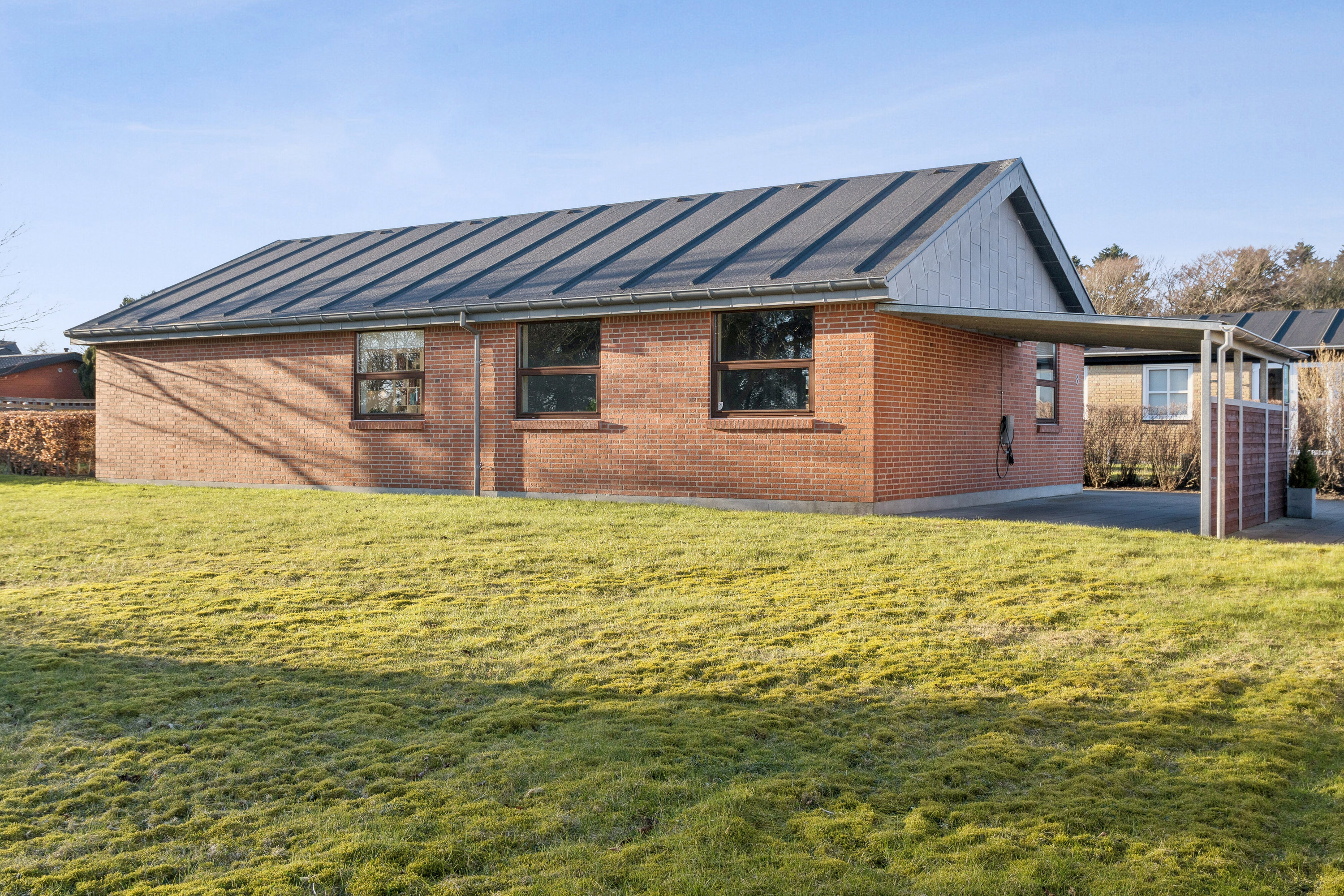 Fremhævet set fra haven billede i fuldskærmstilstand. Billede af Fuglekongevej 8, 9800 Hjørring