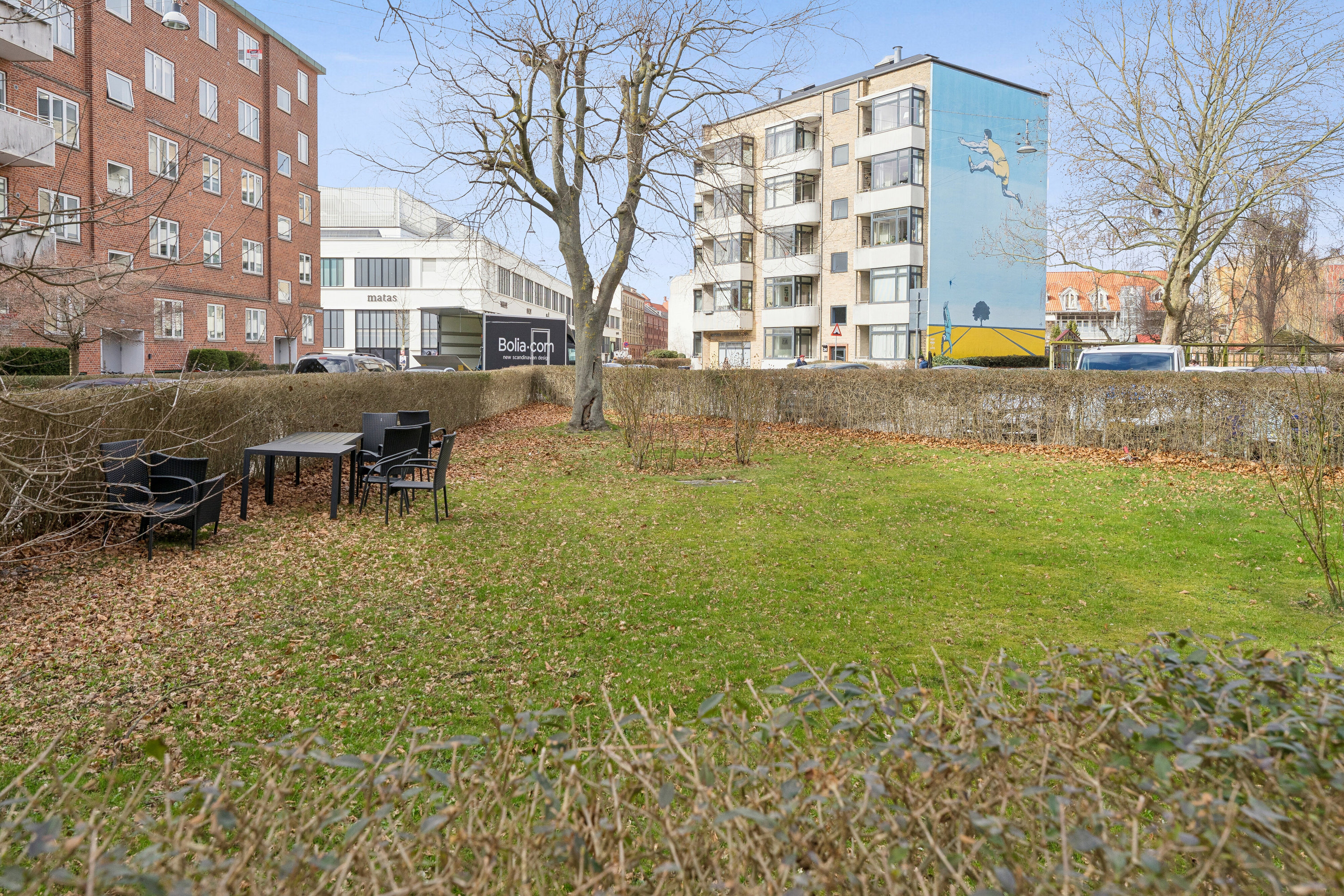 Fremhævet set fra haven billede i fuldskærmstilstand. Billede af Ålandsgade 45, 1. tv., 2300 København S