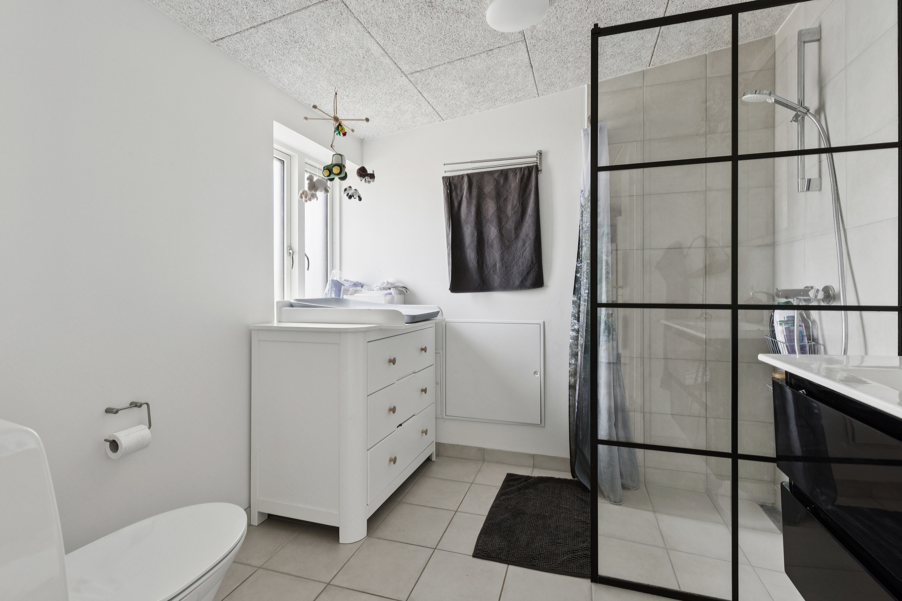 Fremhævet badeværelse billede i fuldskærmstilstand. Billede af Slagelsevej 47, 4270 Høng