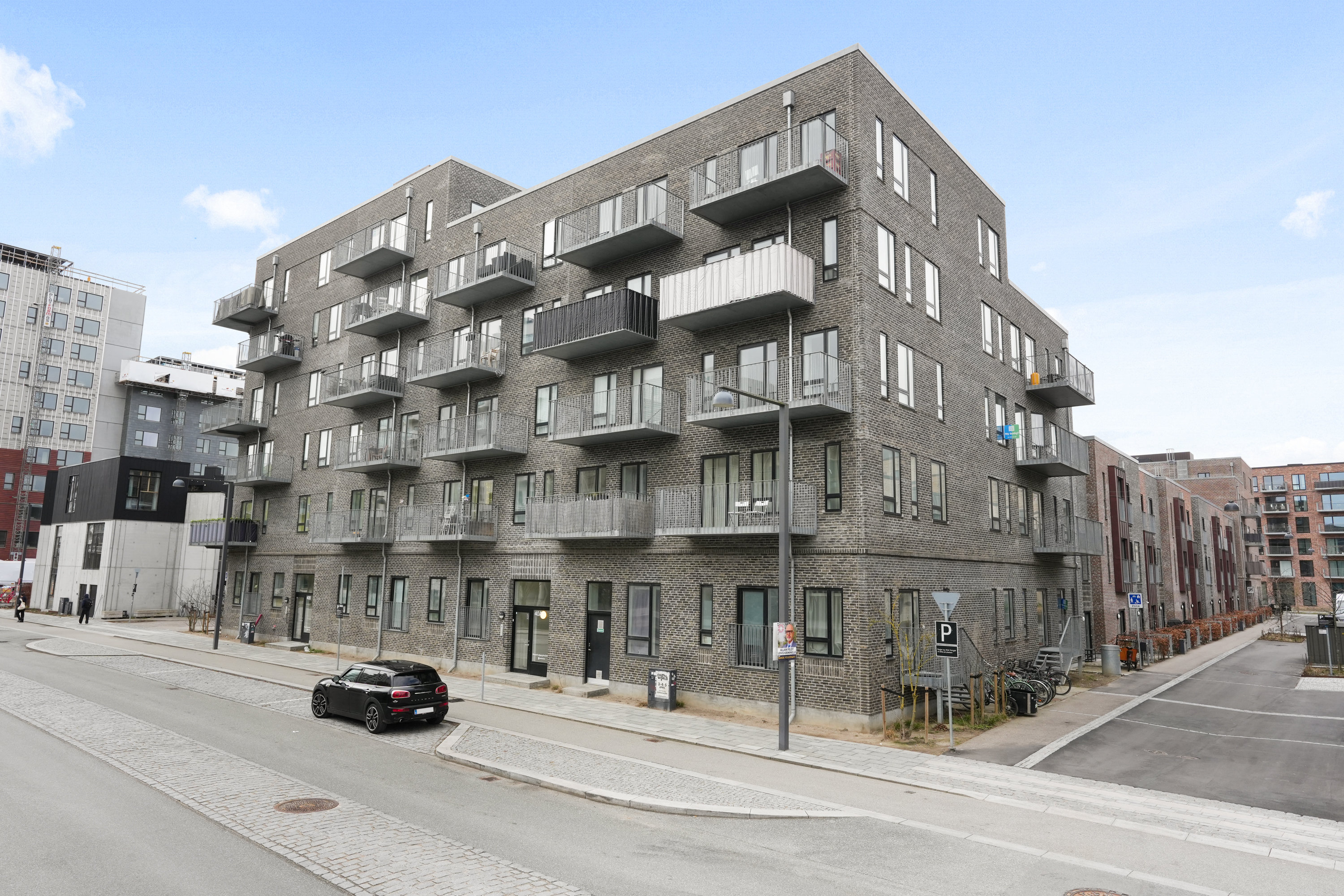 Fremhævet facade billede i fuldskærmstilstand. Billede af Robert Jacobsens Vej 40A, 2. 1., 2300 København S