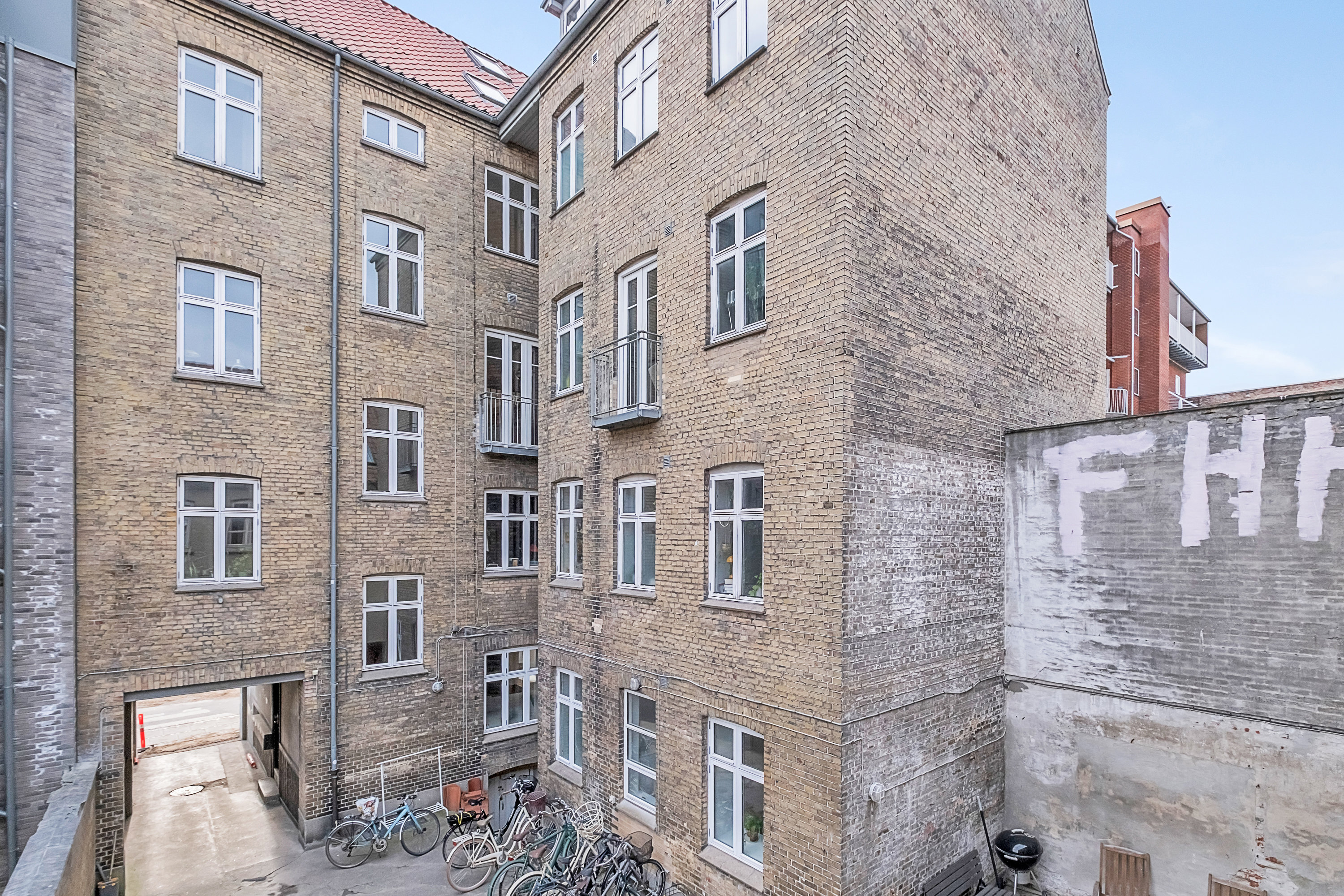 Fremhævet bag facade billede i fuldskærmstilstand. Billede af Nørrebrogade 18, st.., 8000 Aarhus C