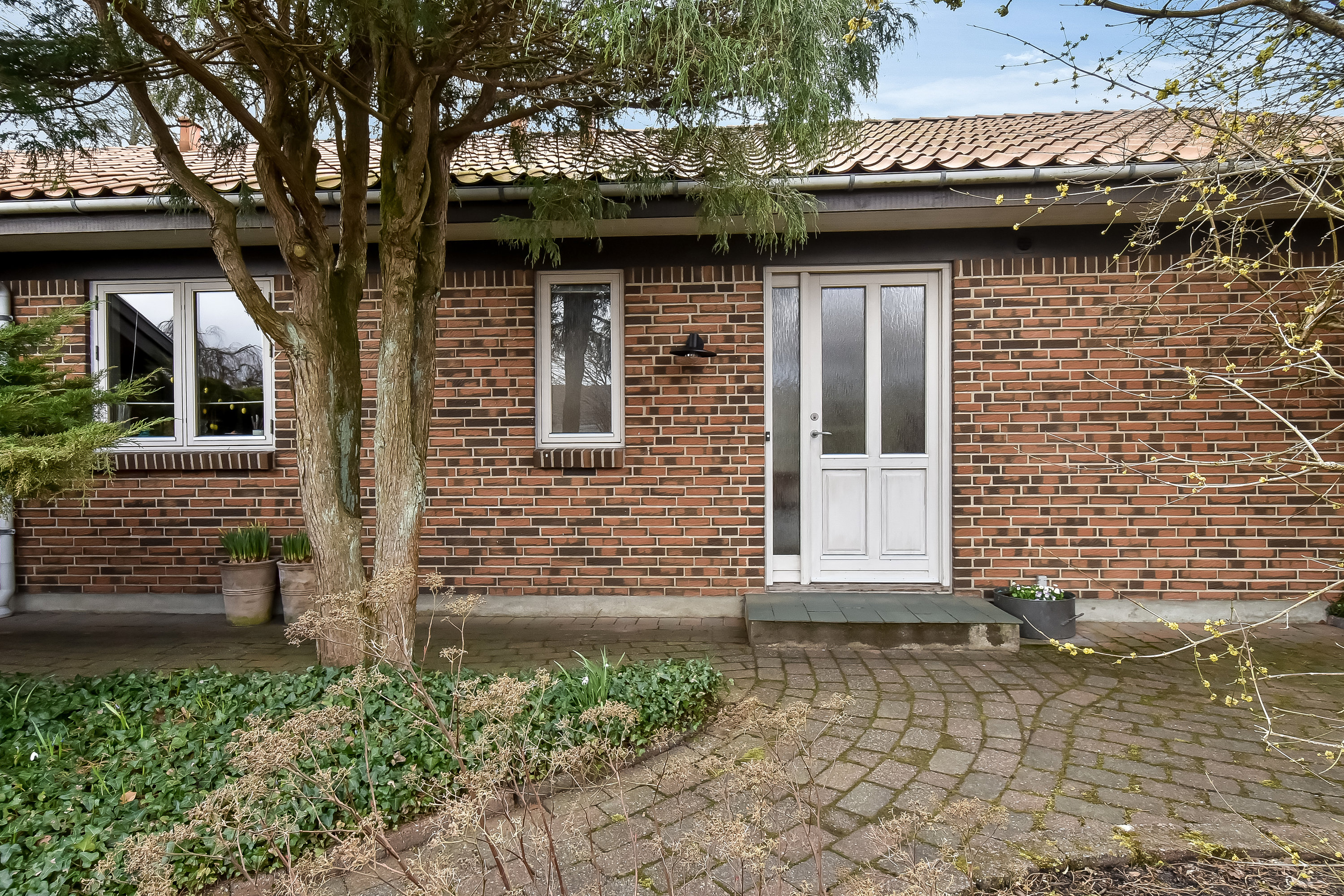 Fremhævet facade billede i fuldskærmstilstand. Billede af Bjørneklovej 4, Høgild, 7400 Herning