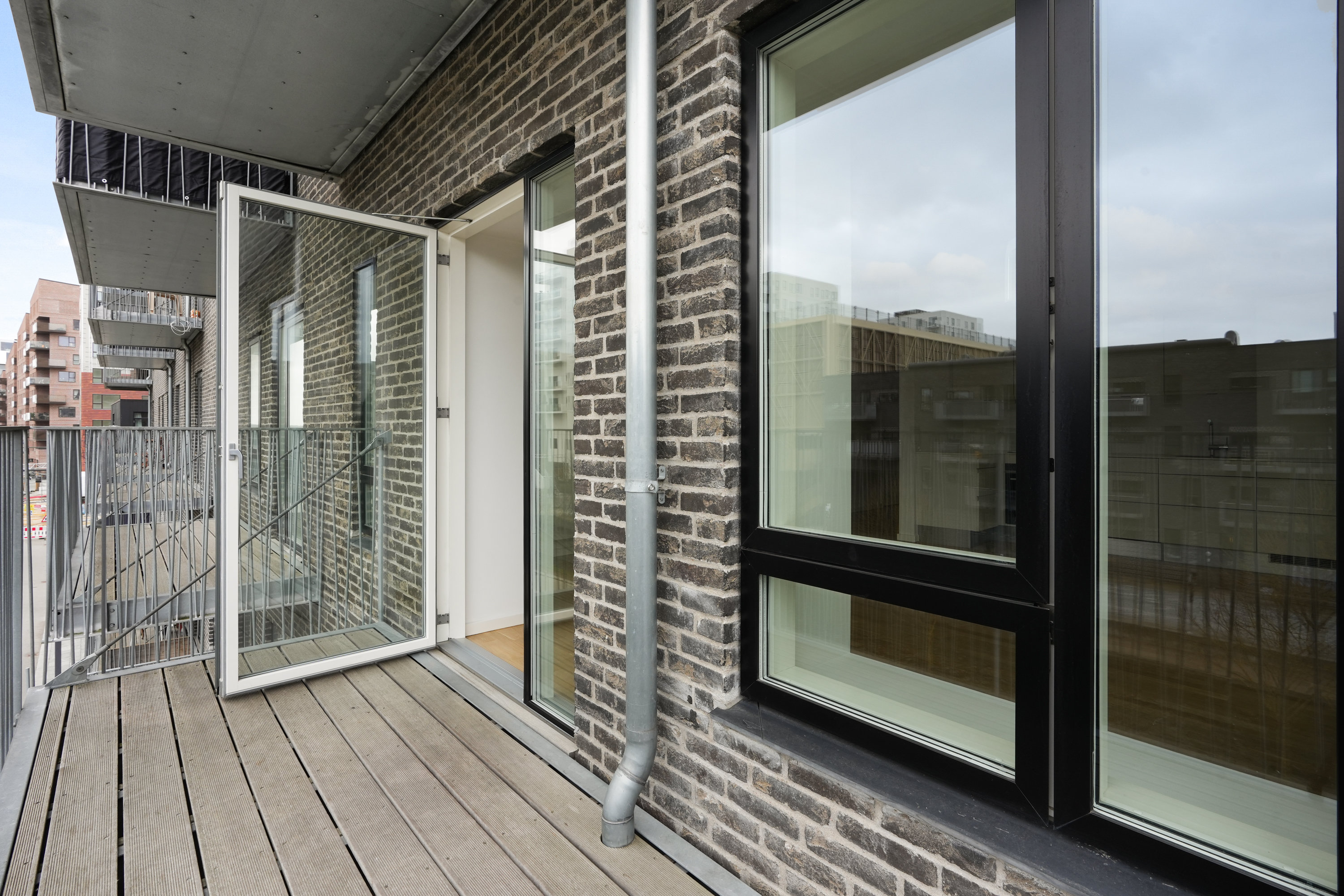 Fremhævet altan billede i fuldskærmstilstand. Billede af Robert Jacobsens Vej 40A, 2. 1., 2300 København S