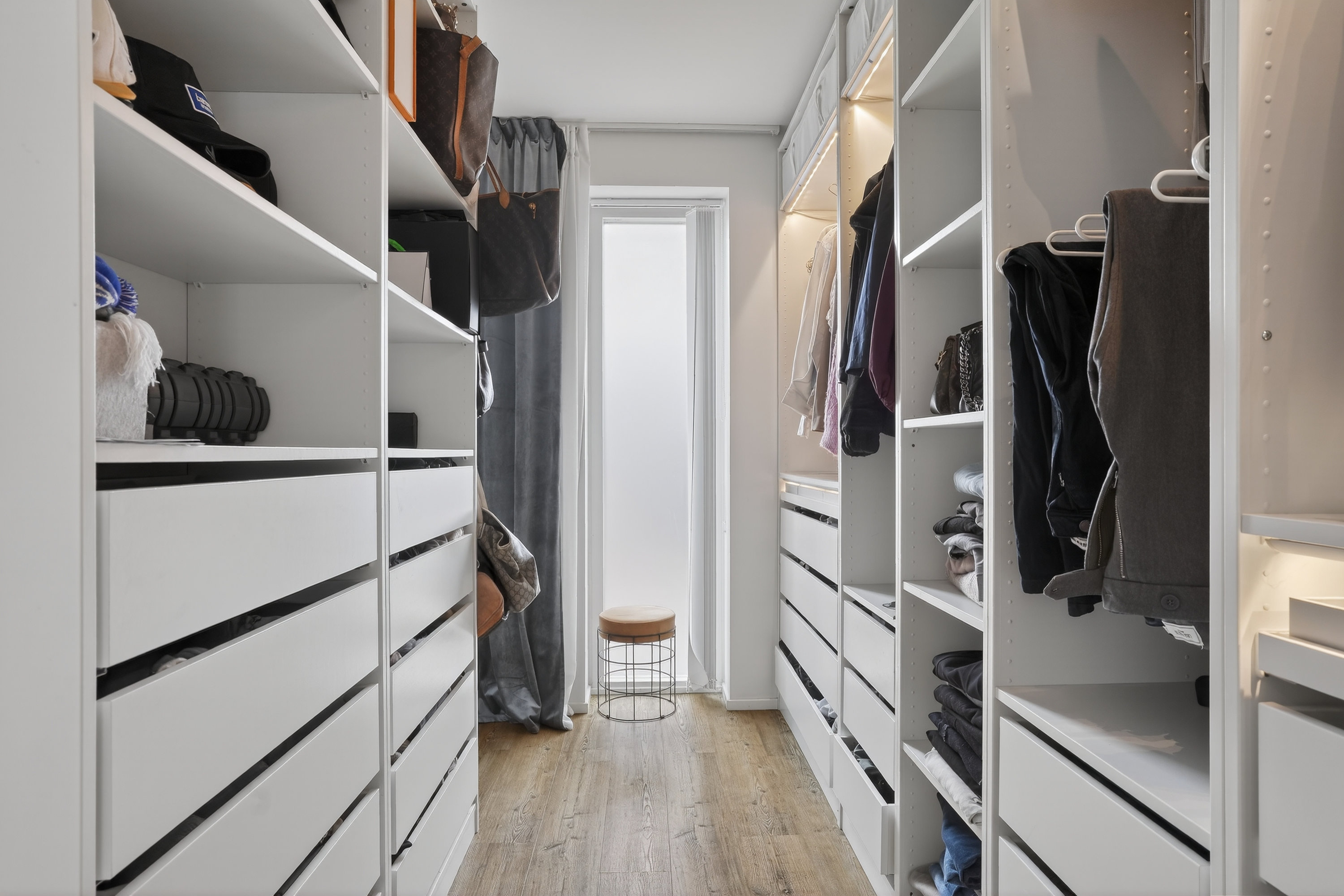 Fremhævet walkin closet billede i fuldskærmstilstand. Billede af Gyldenvang Alle 38, 2770 Kastrup